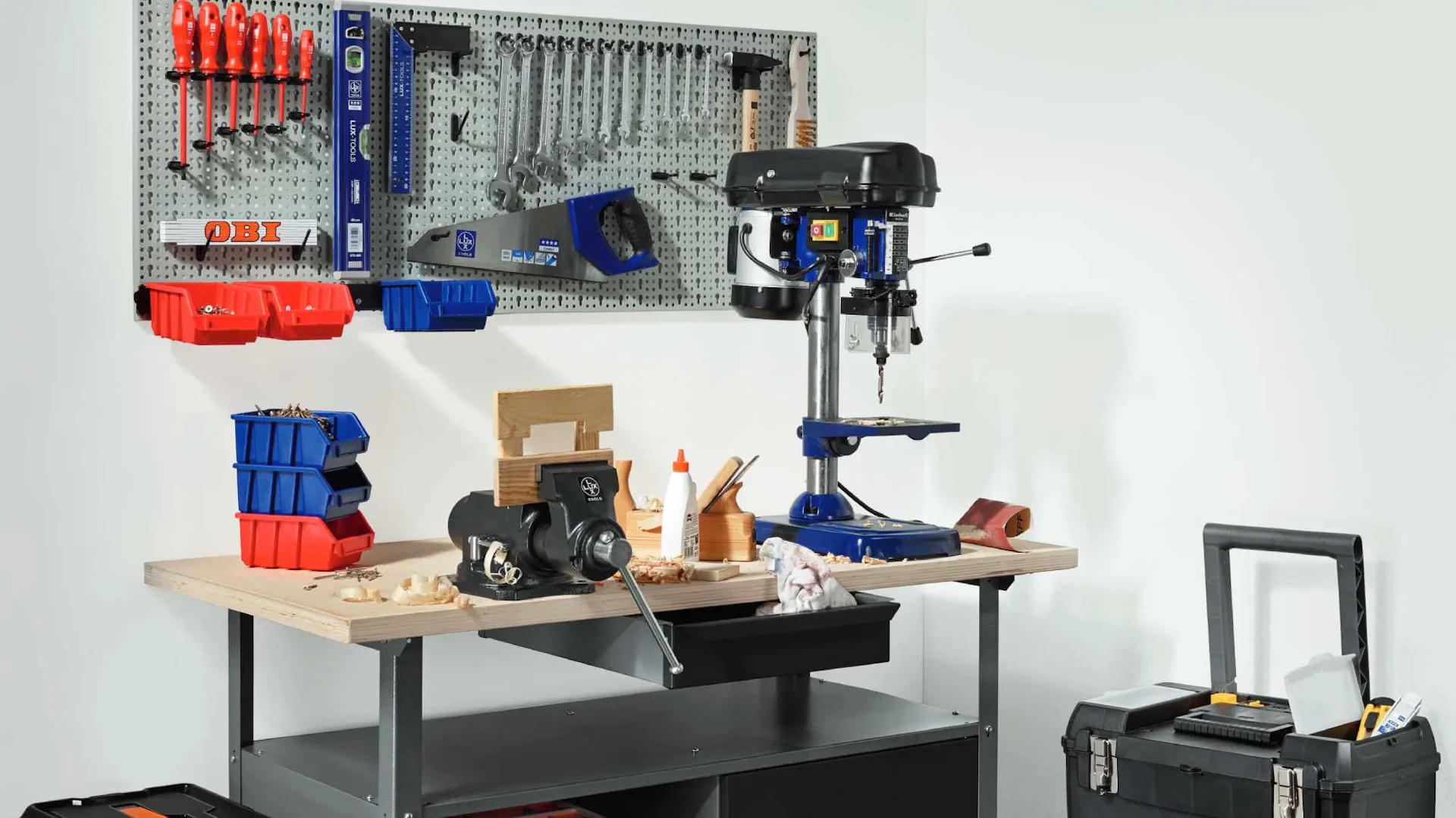 Banco da lavoro con parete perforata e utensili.
