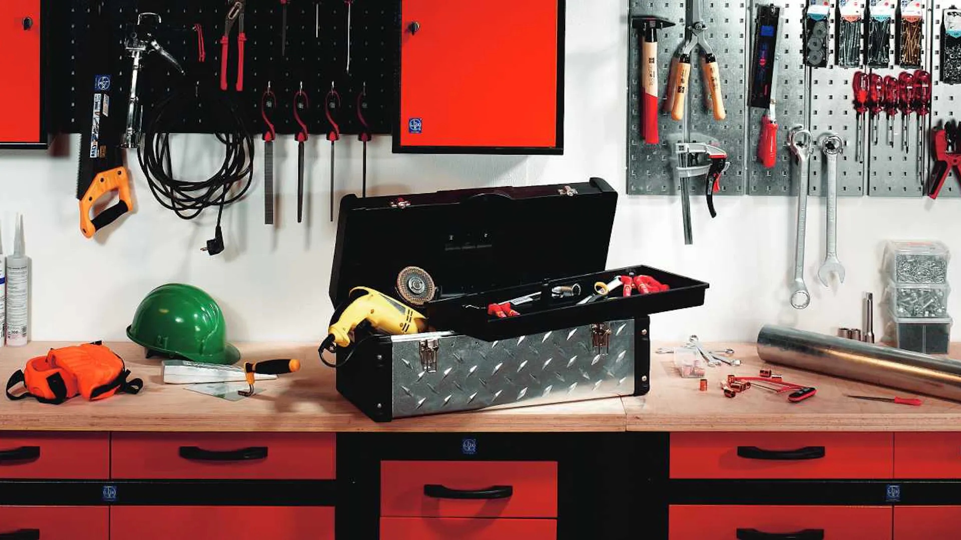 Due persone in officina.