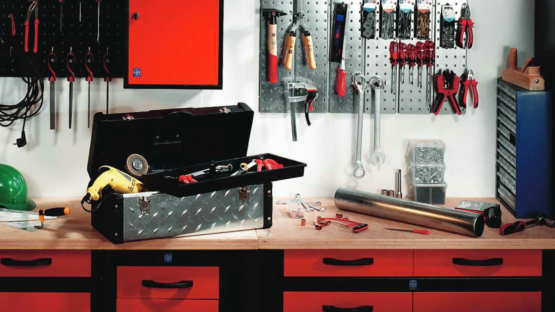 Werkband mit Werkzeug und Werkzeugkoffer