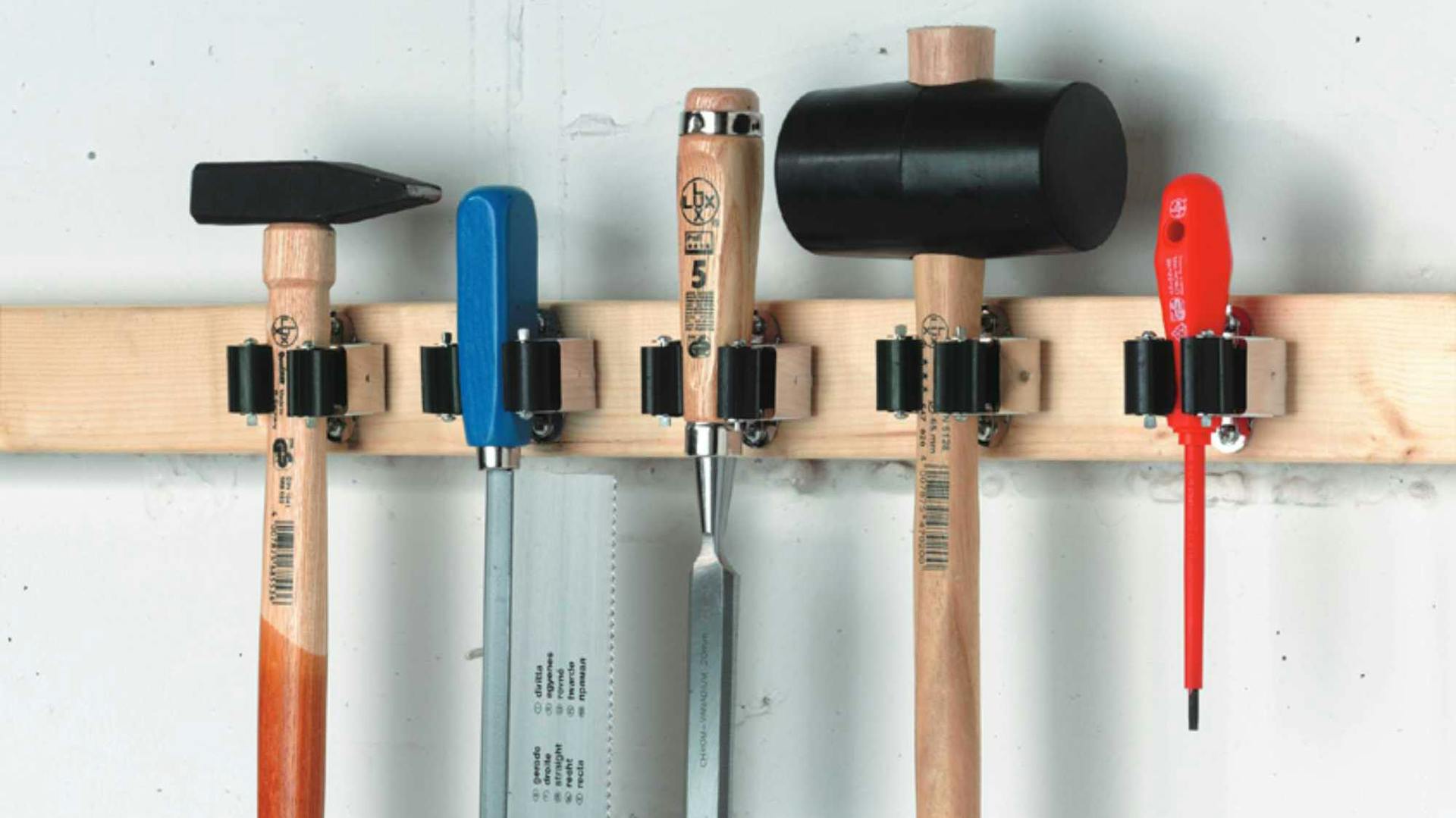 Gerätehalter mit Werkzeug an Wand