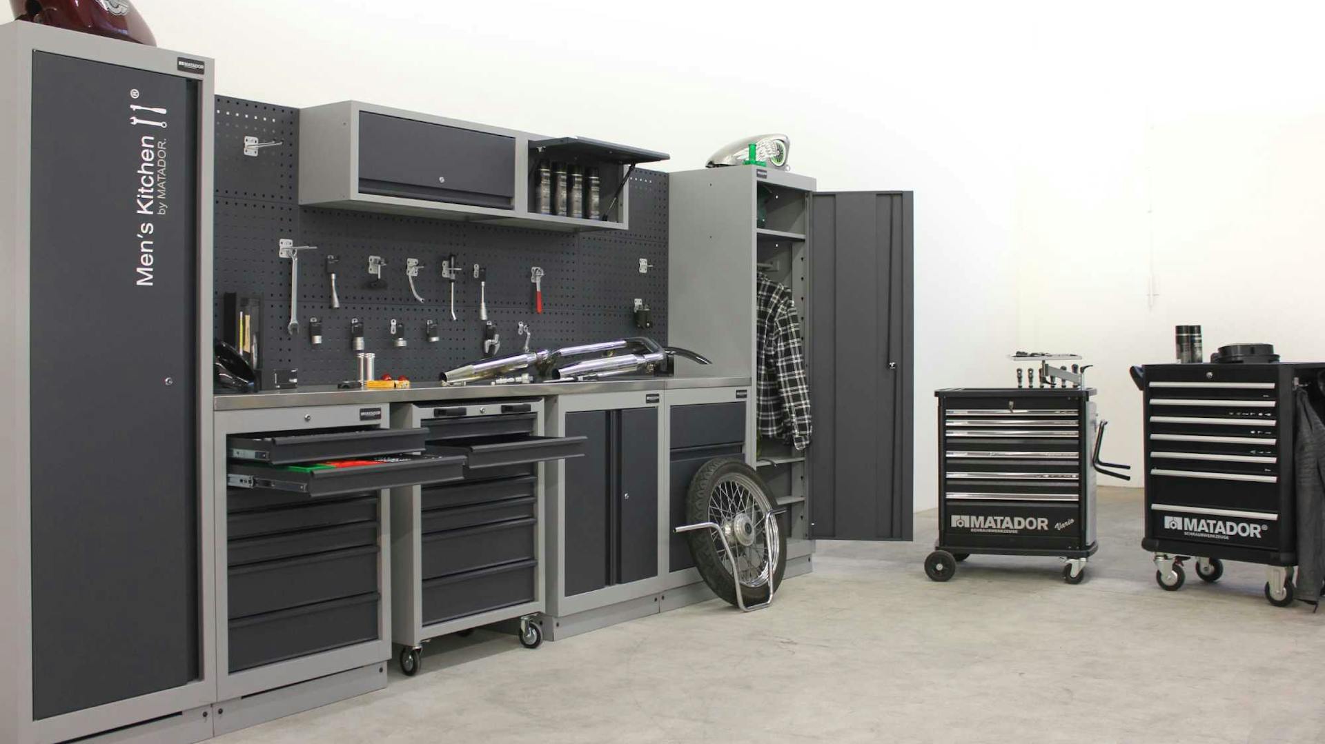 Dunkle Werkzeugschränke an Wand