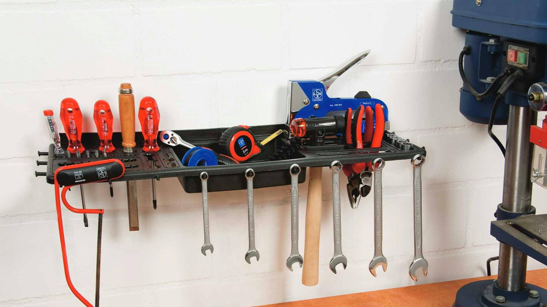Geordnetes Werkzeug an Wand