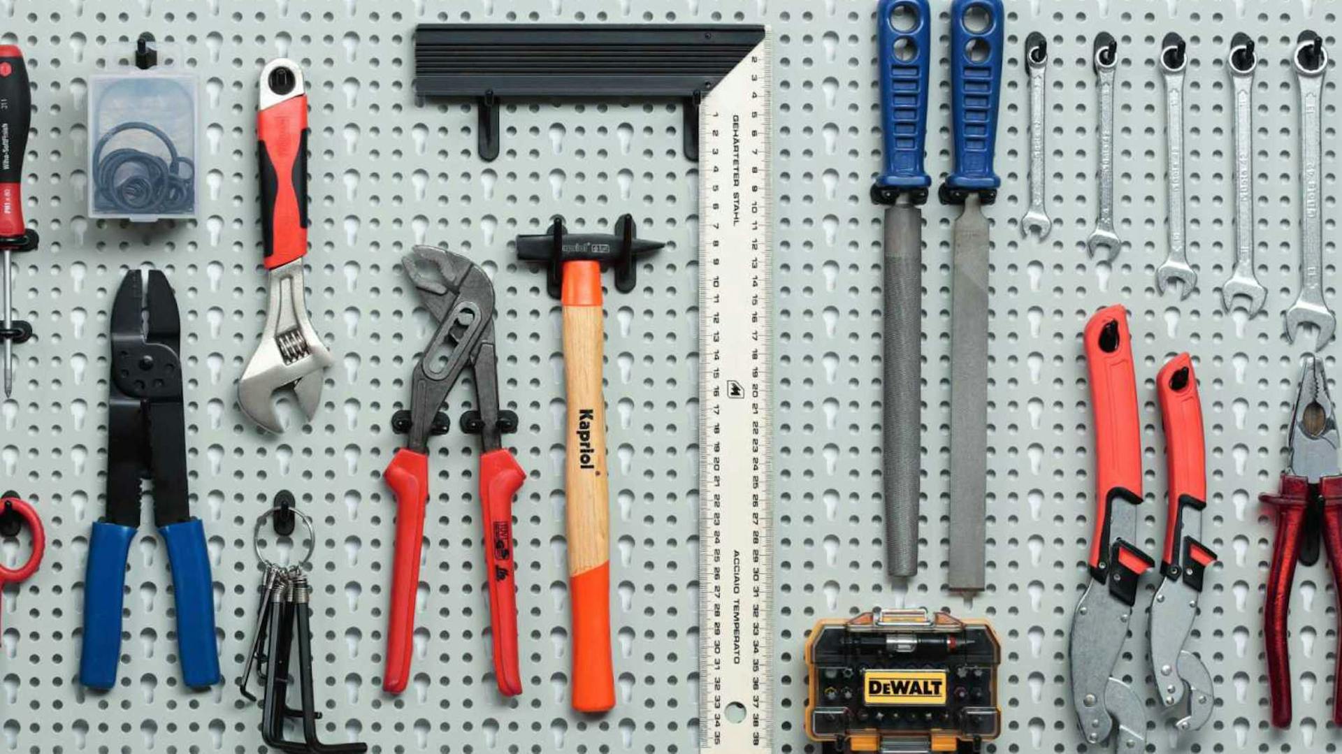 Werkzeug geordnet an Lochwand