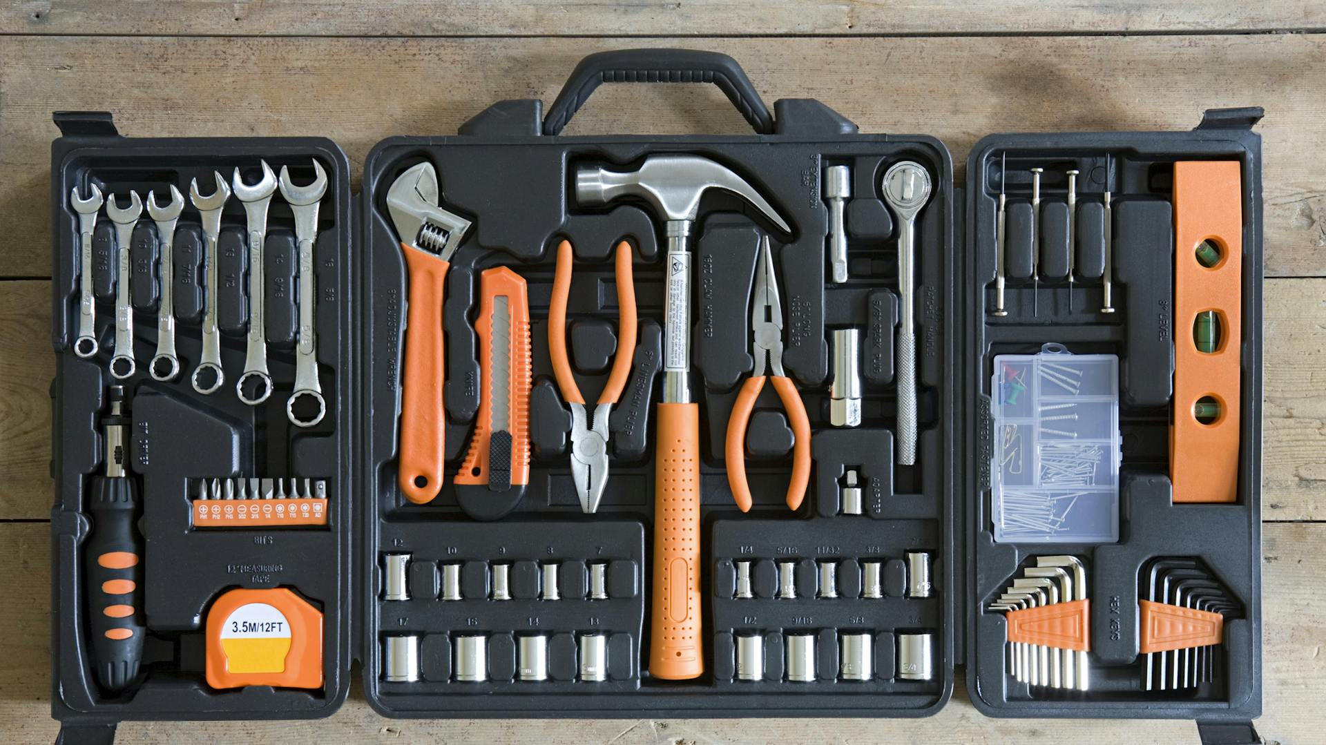 Ein Werkzeugkoffer mit vielen verschiedenen Werkzeugen