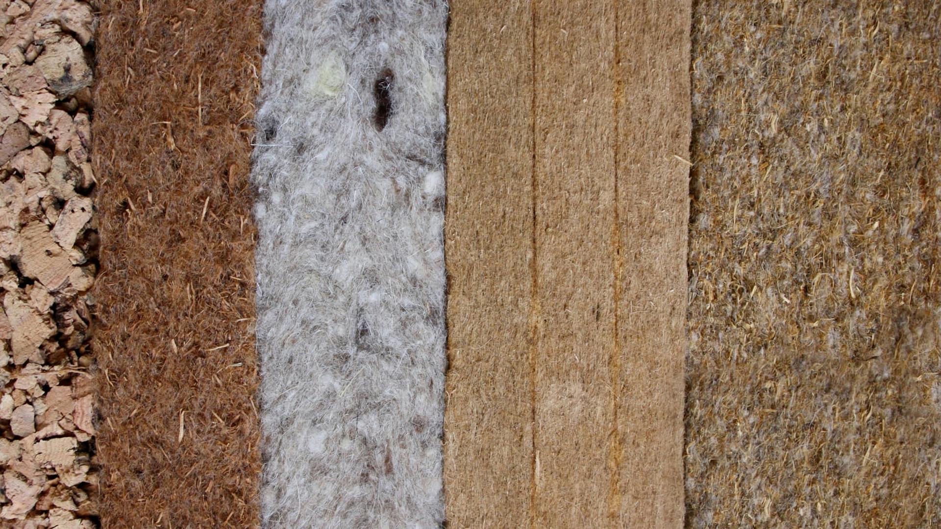 Verschiedene ökologische Dämmstoffplatten nebeneinander