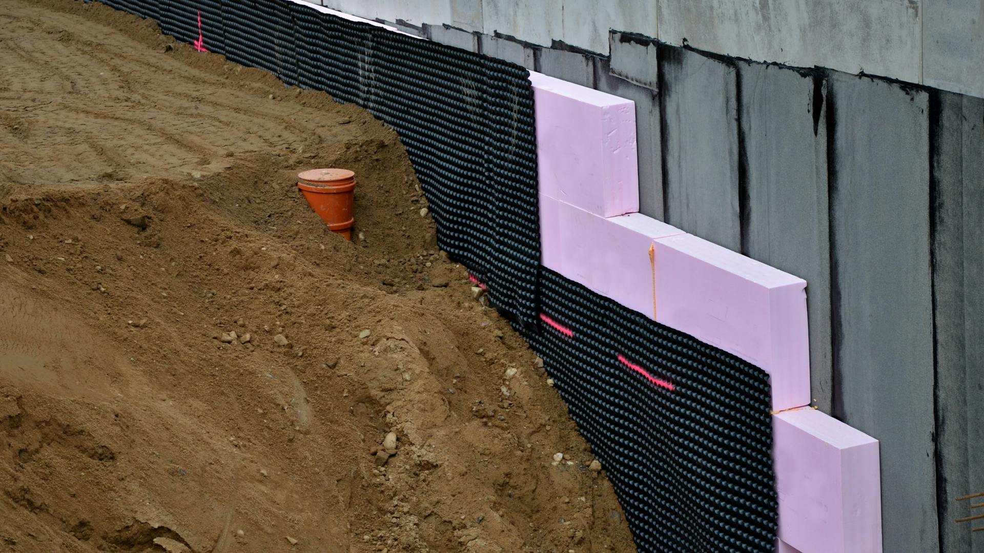 Nahaufnahme einer Perimeterdämmung im Kellergeschoss