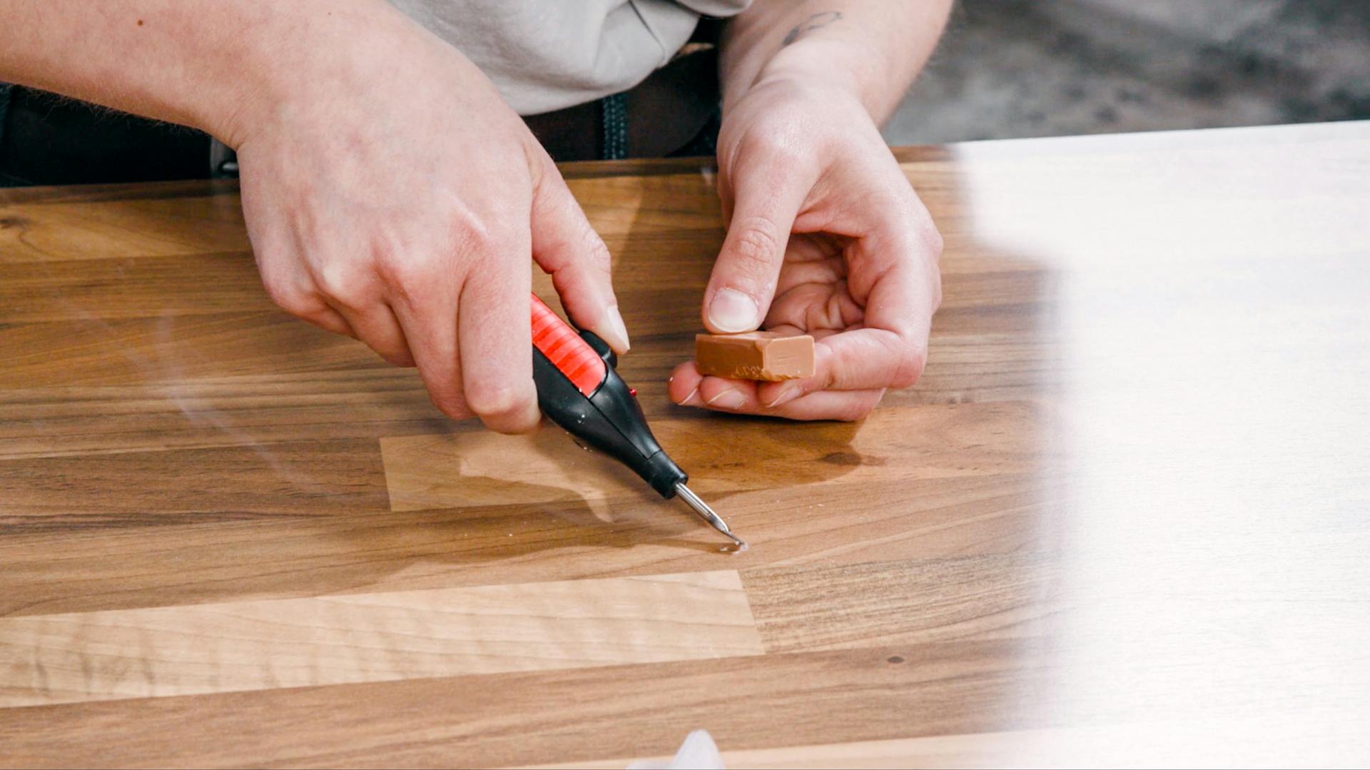 Handwerker aktiviert mit Schmelzer Hartwachs.