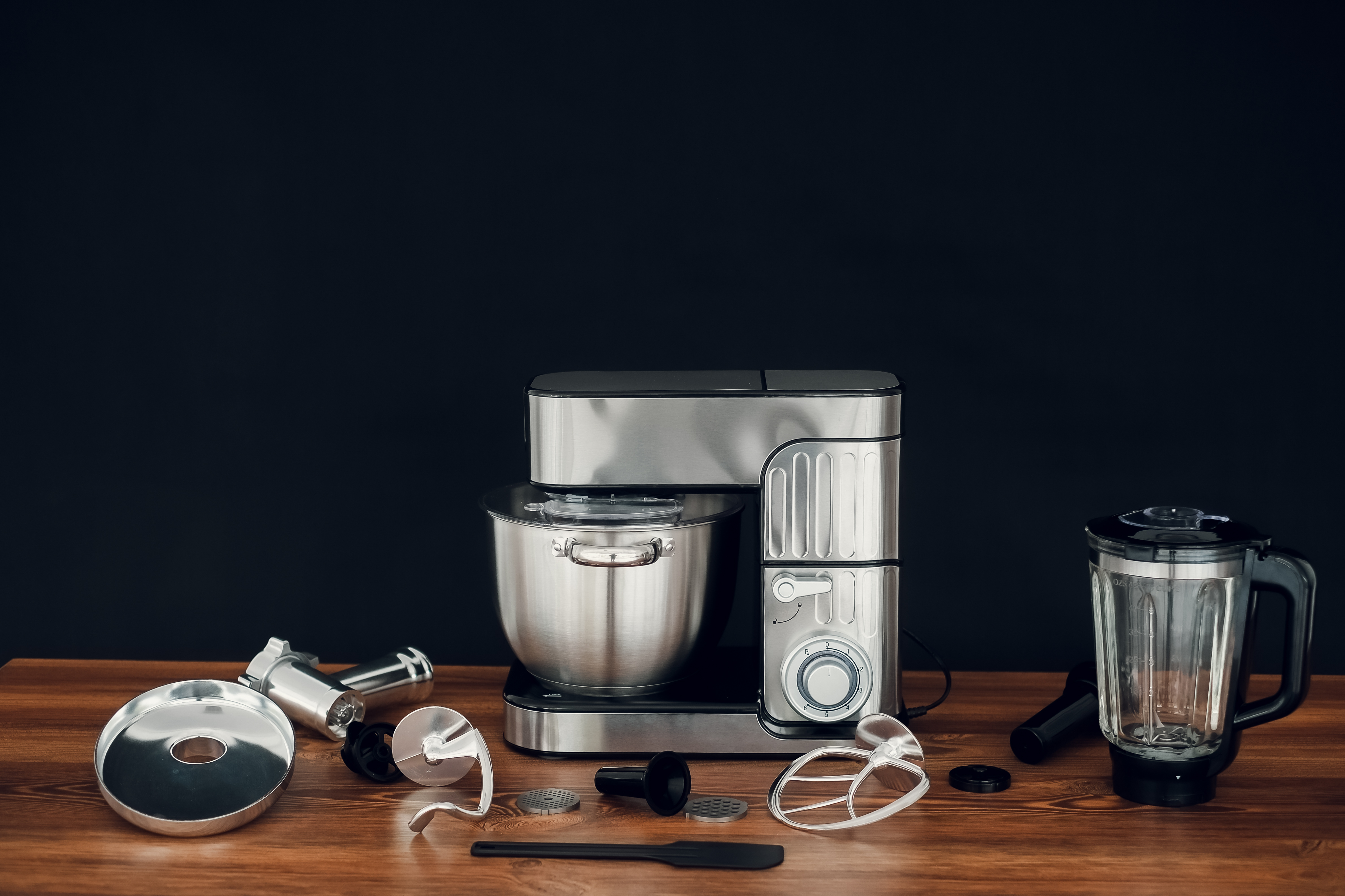 Küchenmaschine mit verschiedenen Aufsätzen