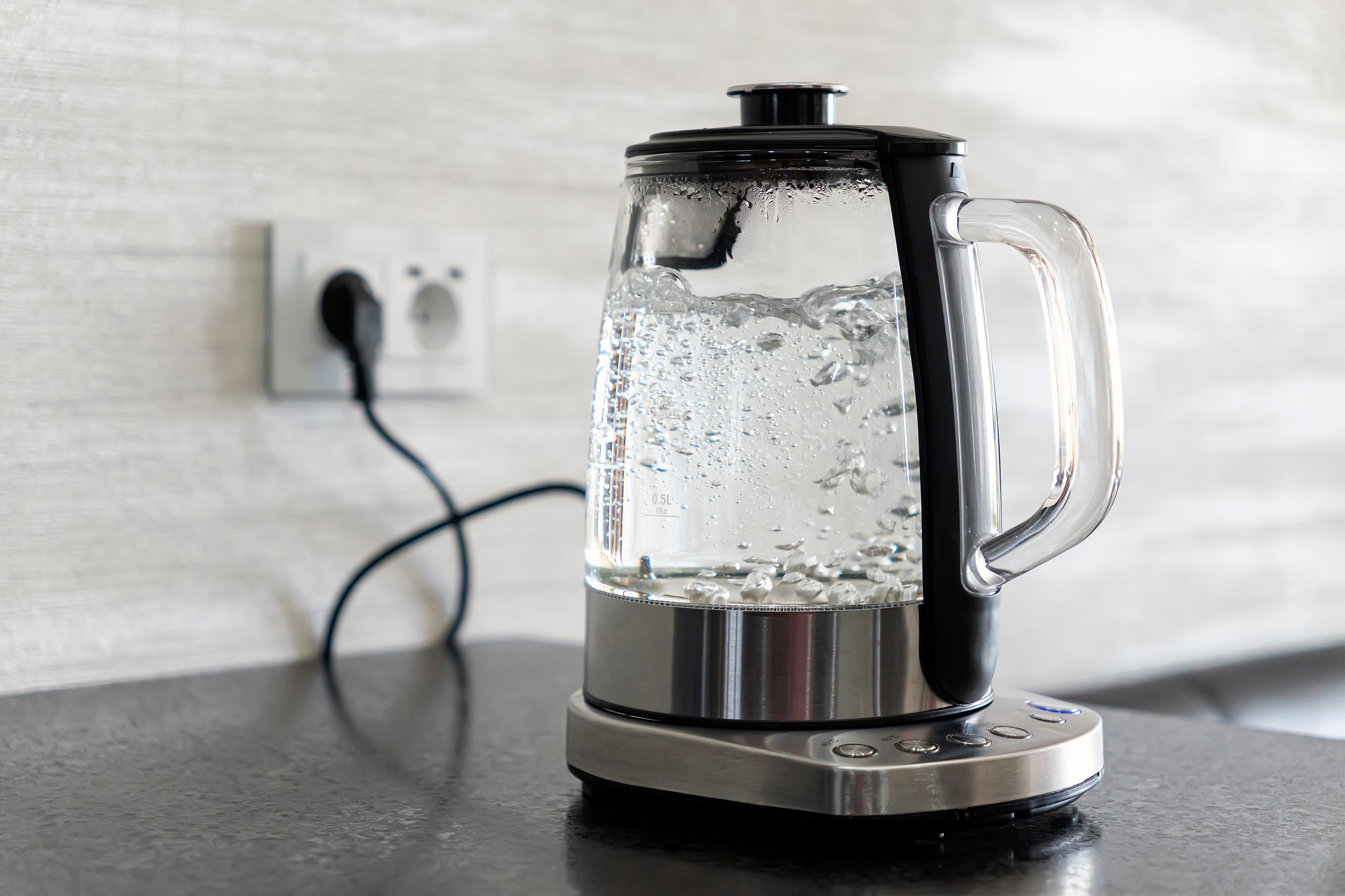 Wasserkocher aus Glas mit kochendem Wasser