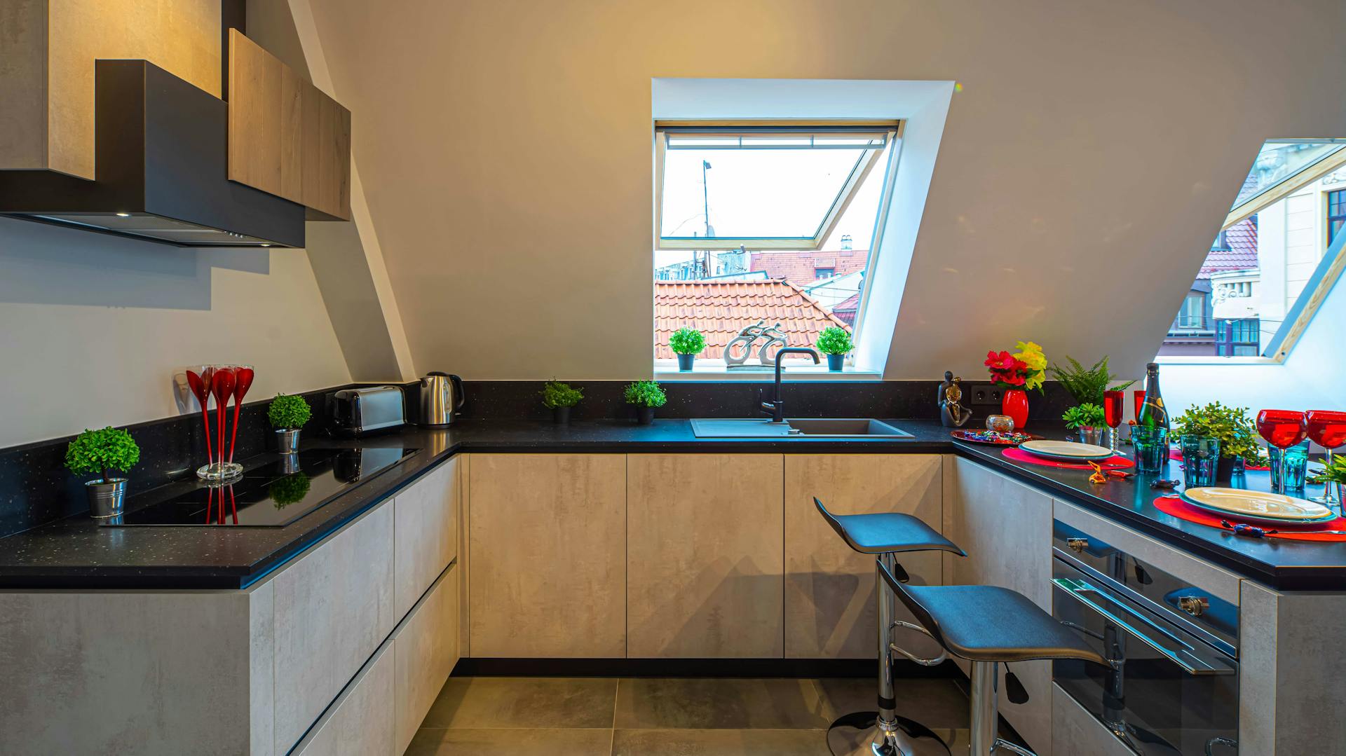 Tmavá kuchyňa so strešnou šikminou a strešným oknom