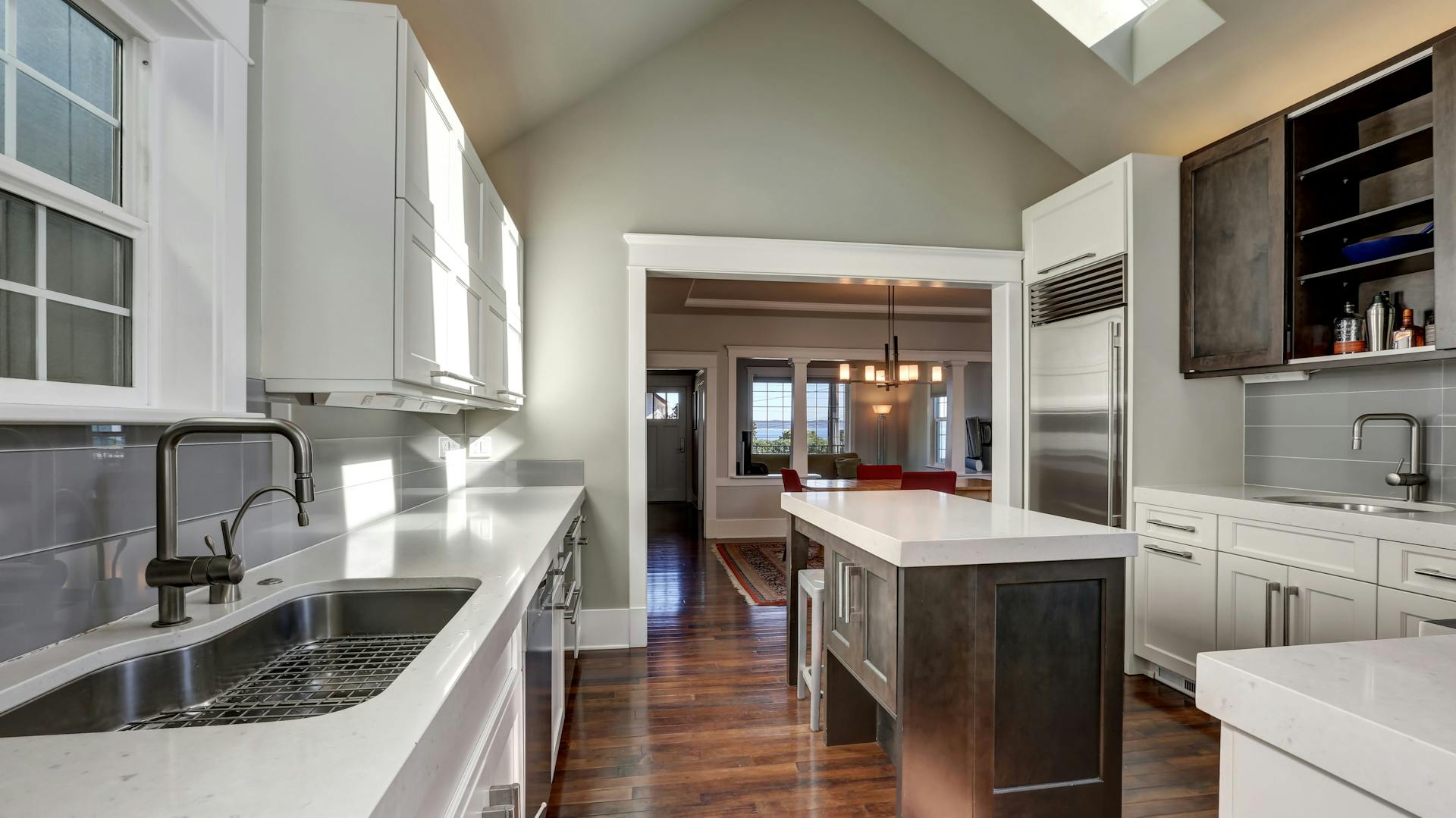 Veľká kuchyňa s ostrovčekom a prechodom do obývacej časti