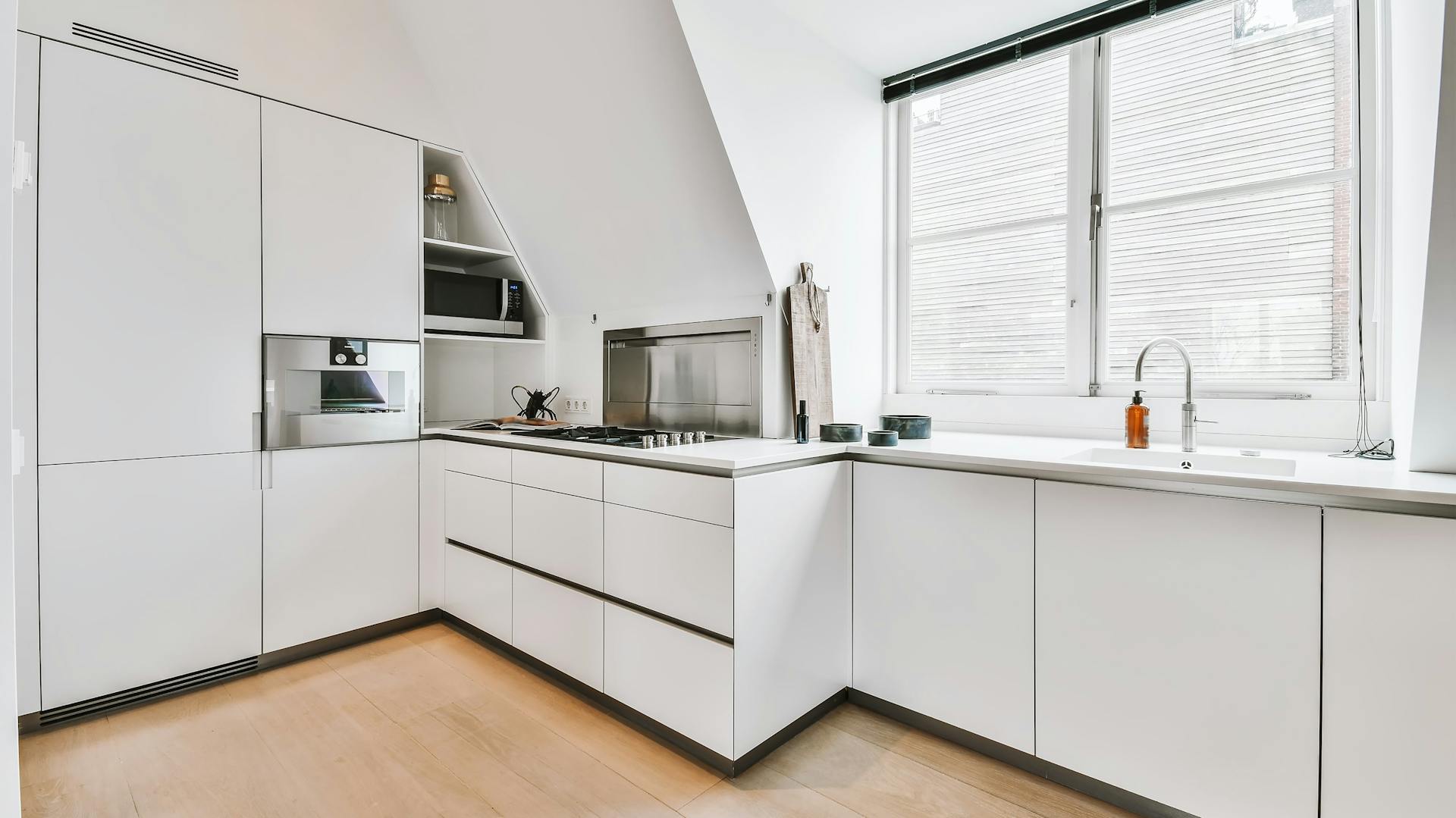 Konyha ferde mennyezet alatt munkalappal és szekrényekkel