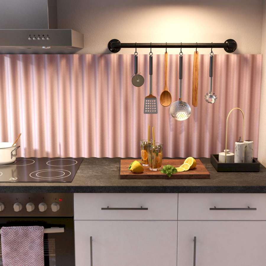 Rosa Küchenunterschränke, über denen sich eine rosa Wellplatte als Küchenrückwand befindet 