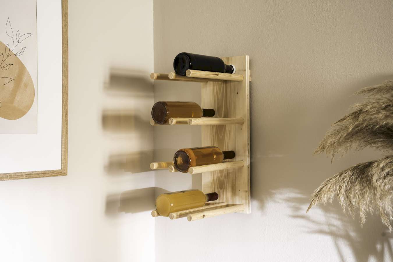 Ein Weinregal hängt an einer hellen Wand.