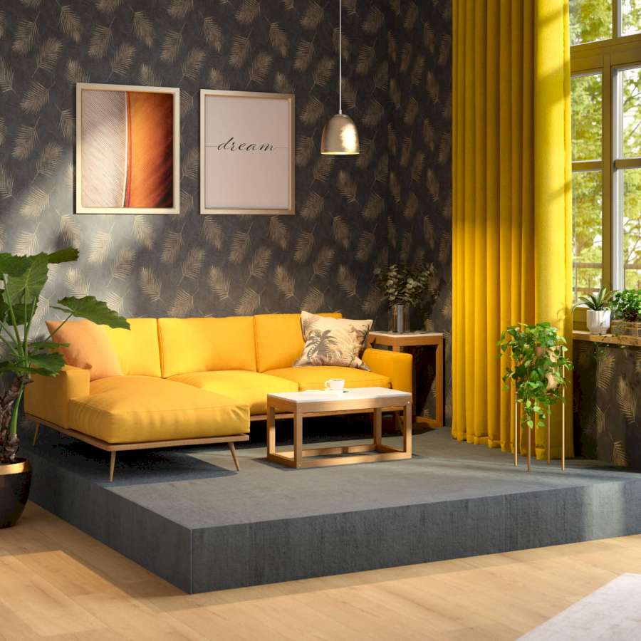 Ein gelbes Sofa, welches auf einem grauen Podest platziert ist und vor einer dunklen Tapete mit Blattmotiv steht.