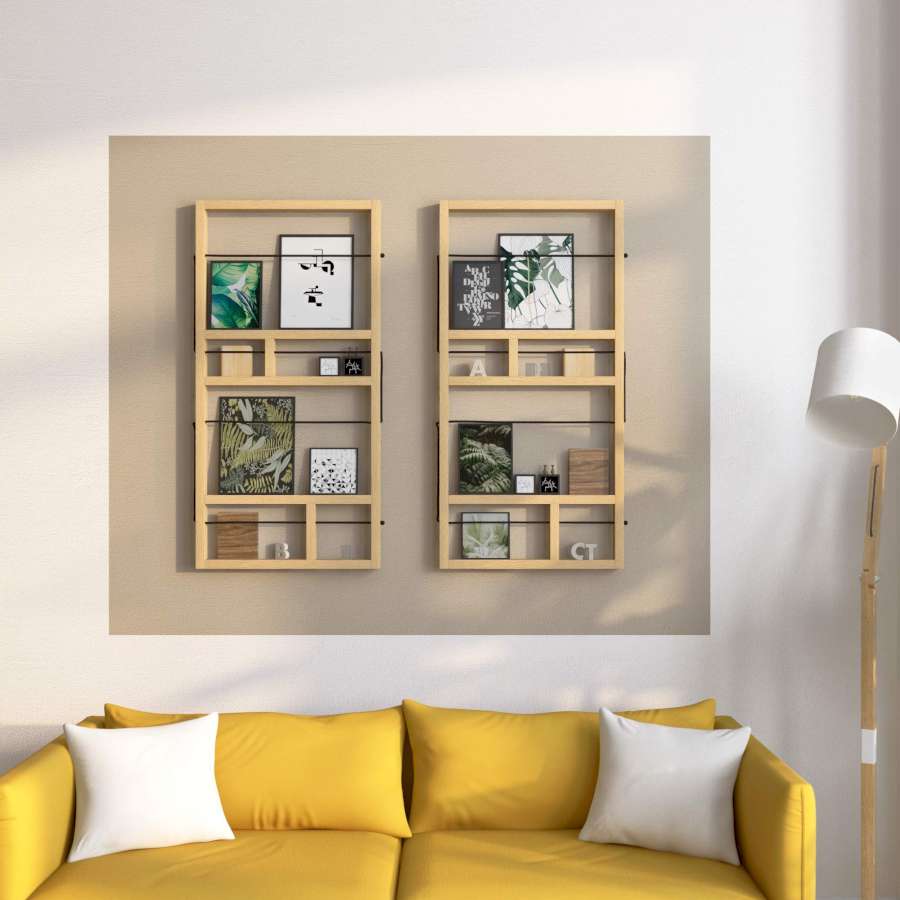 Ein DIY-Fachwerk-Regal hängt an einer beigen Fläche über einer gelben Couch