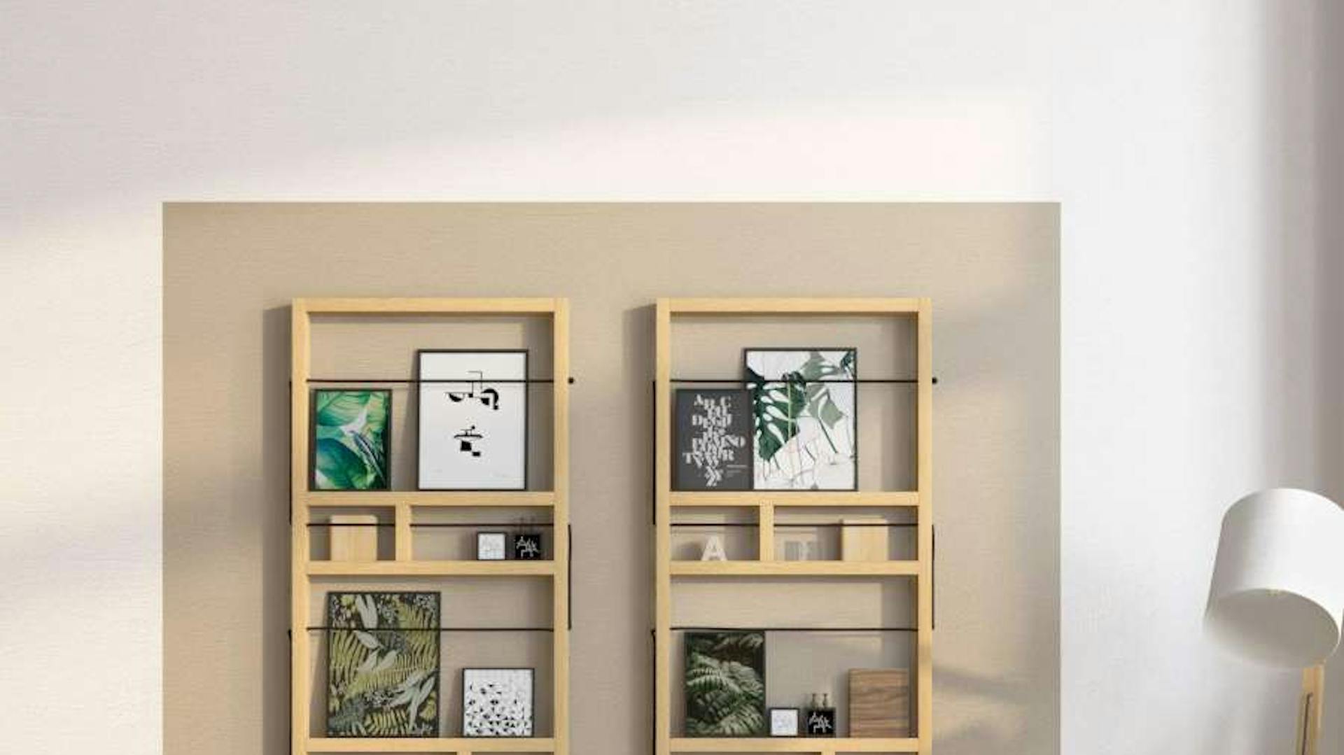 Eine gelbe Couch, über der zwei selbstgebaute Fachwerkregale hängen.