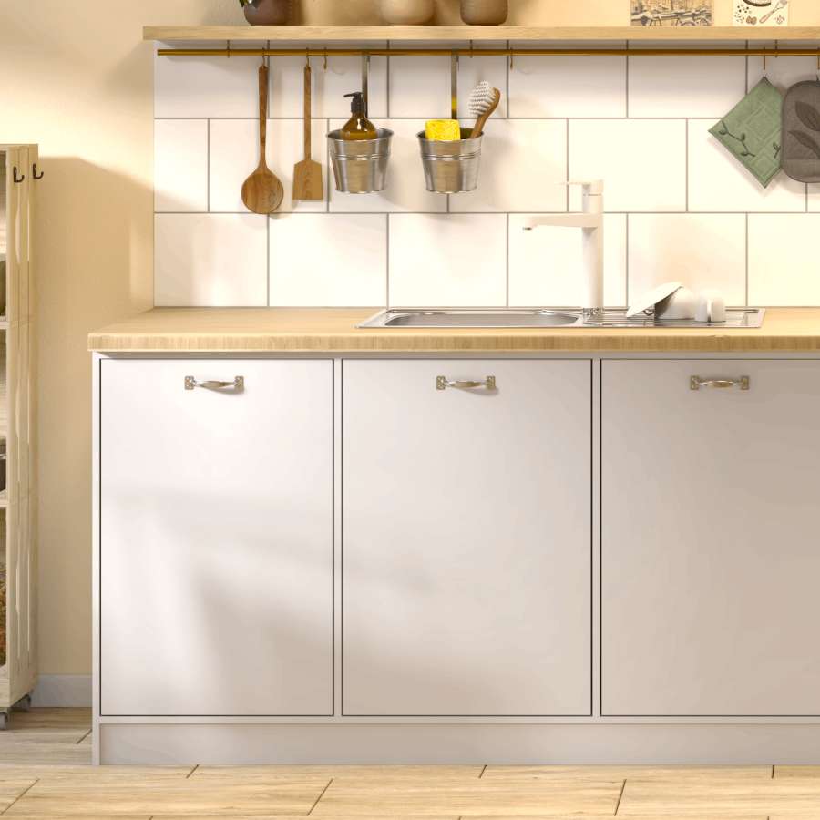 Eine helle Küchenzeile mit weißen Unterschränken