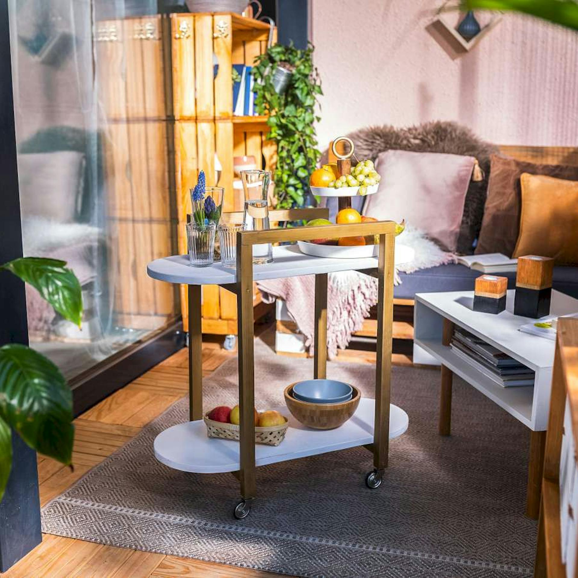 Ein klassischer DIY-Servierwagen steht auf einem gemütlich eingerichteten Balkon.