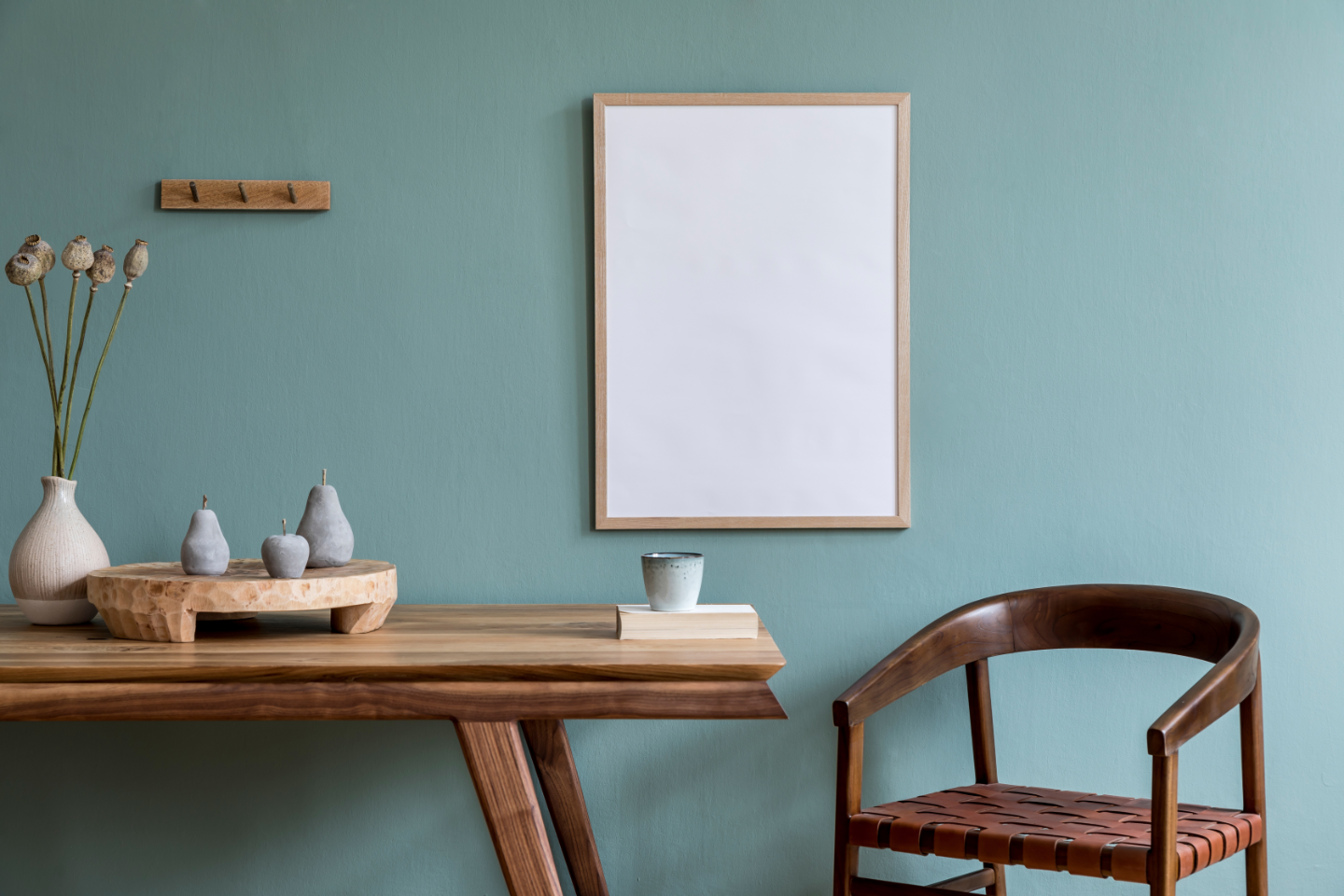 Faasztal székkel kékes-szürke fal előtt, fehér képpel