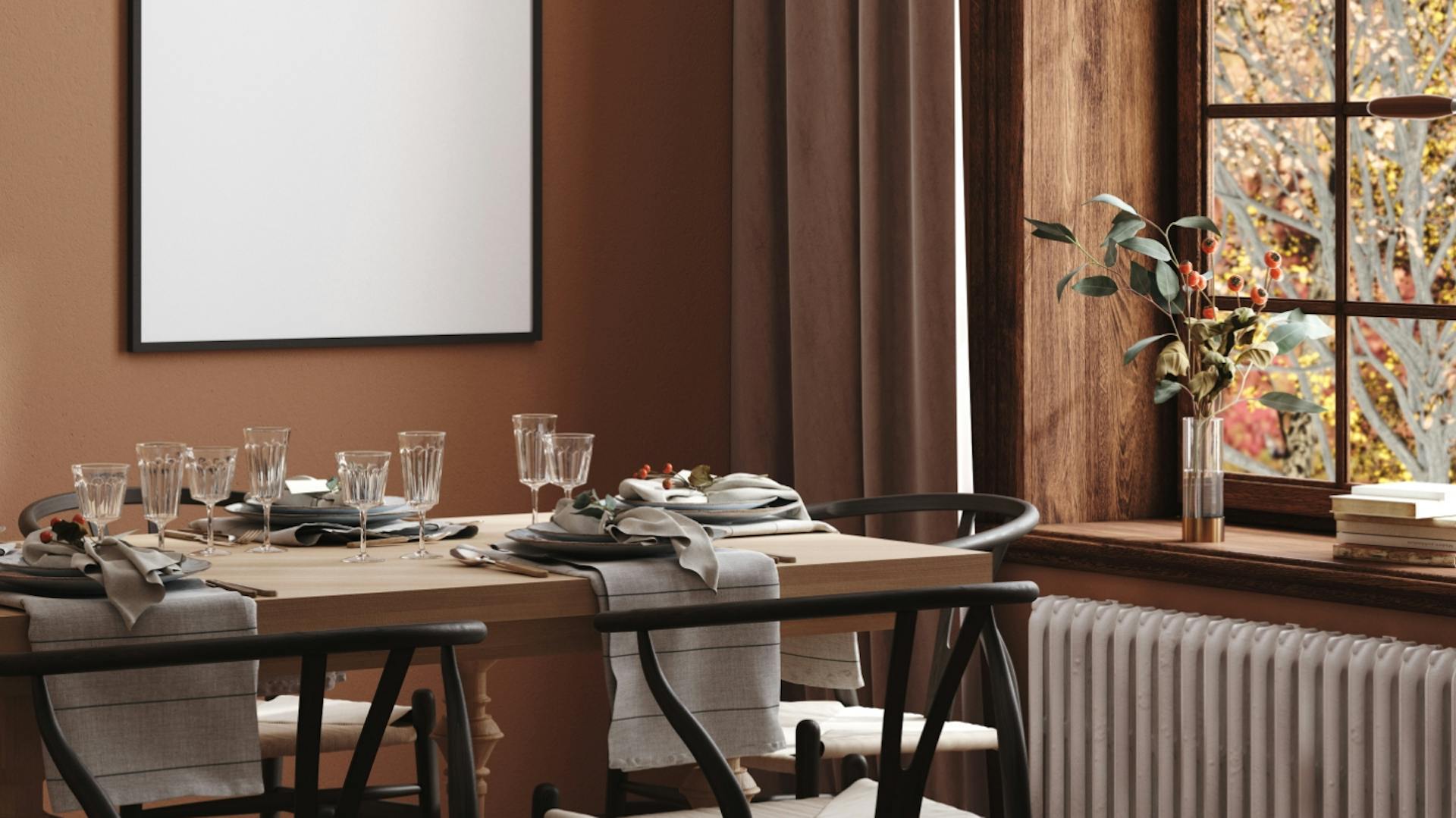 Tavolo da pranzo apparecchiato di fronte alla finestra con parete e decorazione marrone