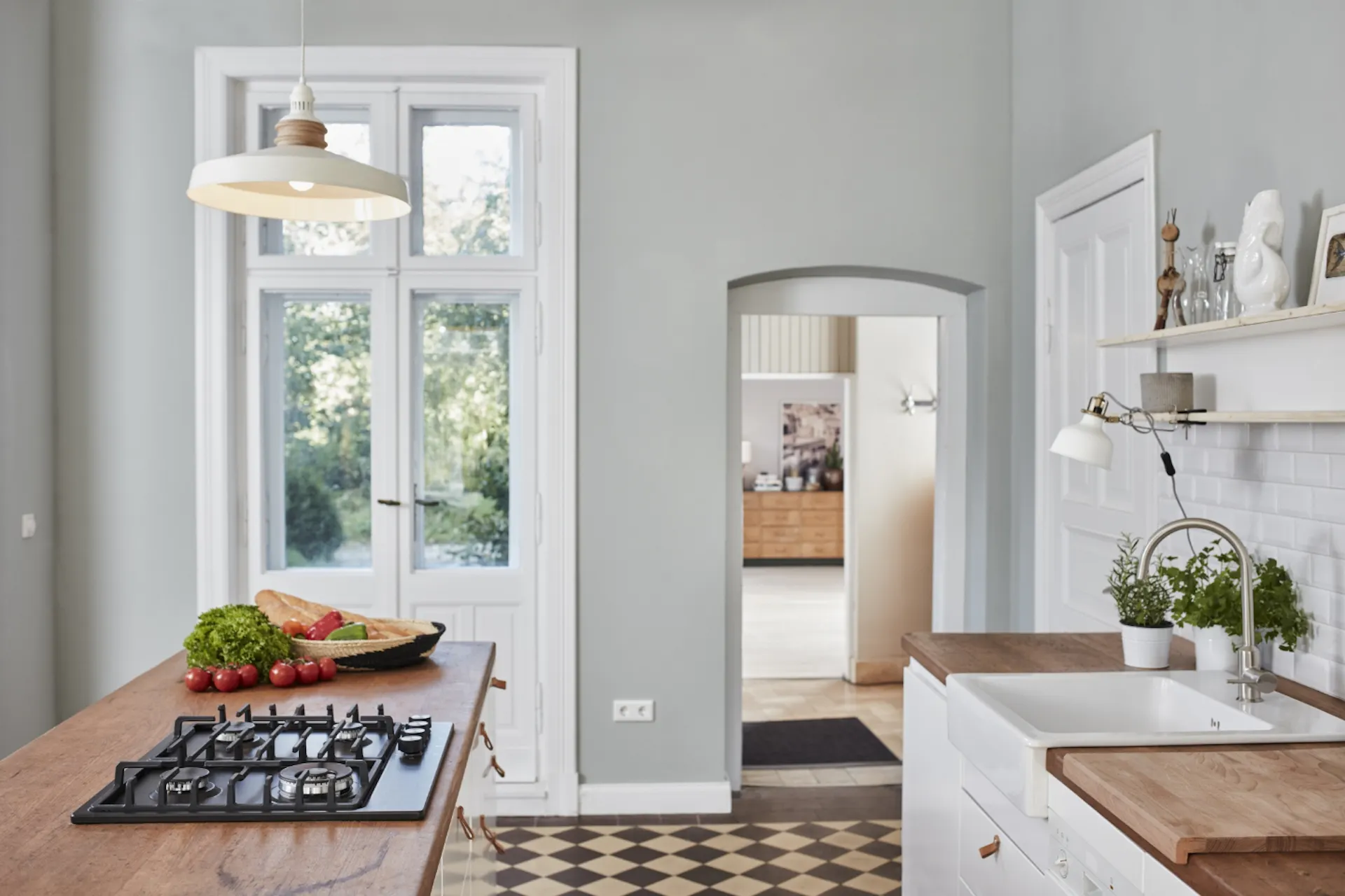 Cuisine avec façades de meubles blanches et mur gris
