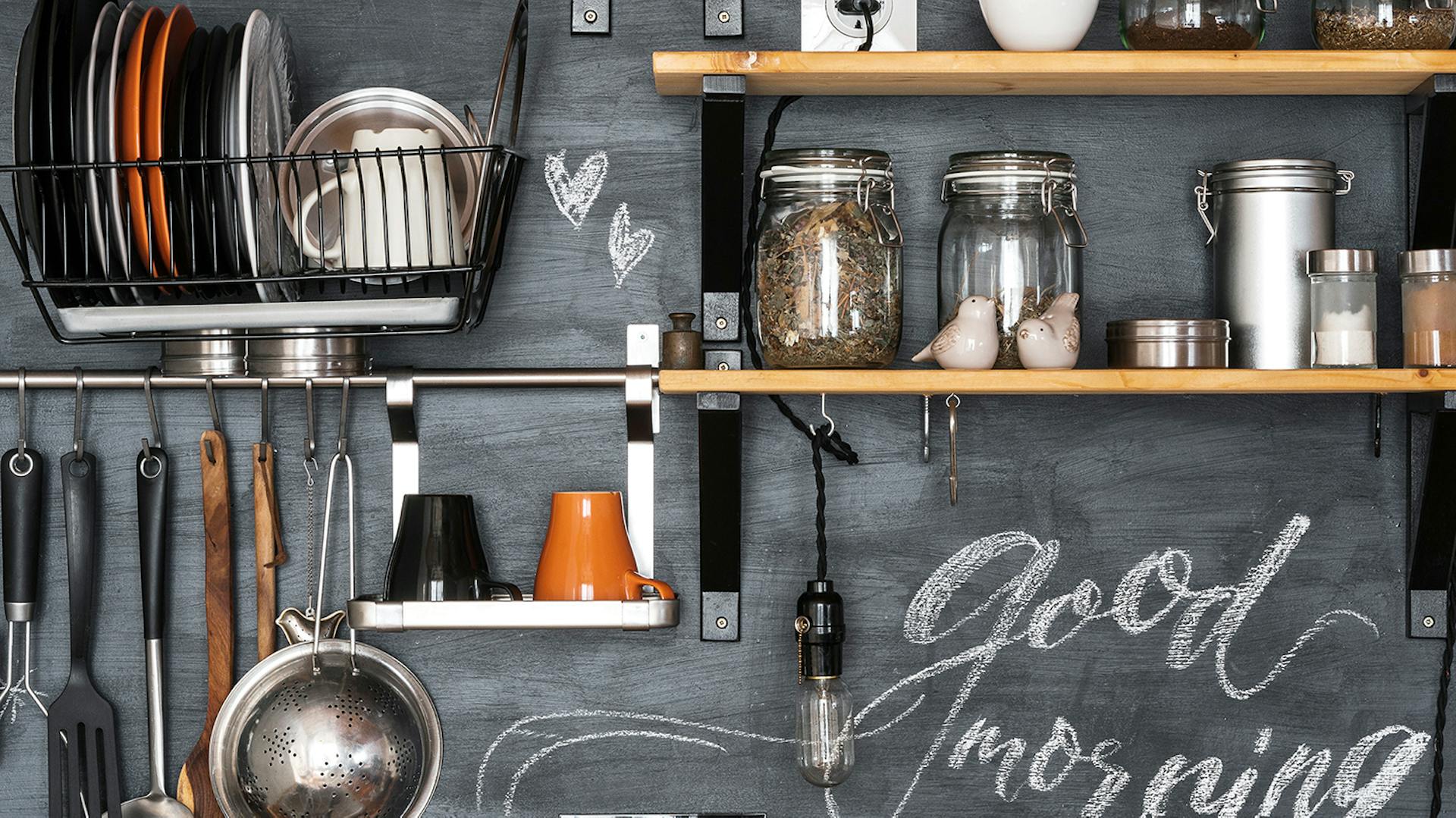 Kreidetapete mit Regalen und Beschriftung in Küche