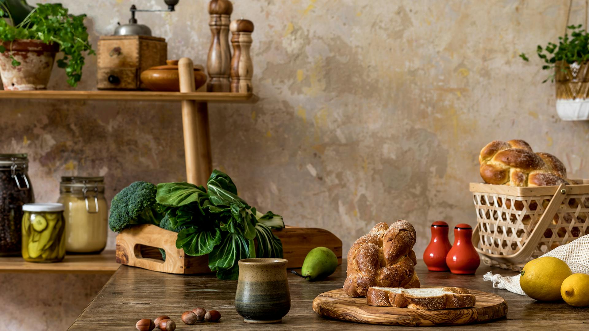 Braun gemusterte Tapete an einer Küchenwand vor dem Esstisch