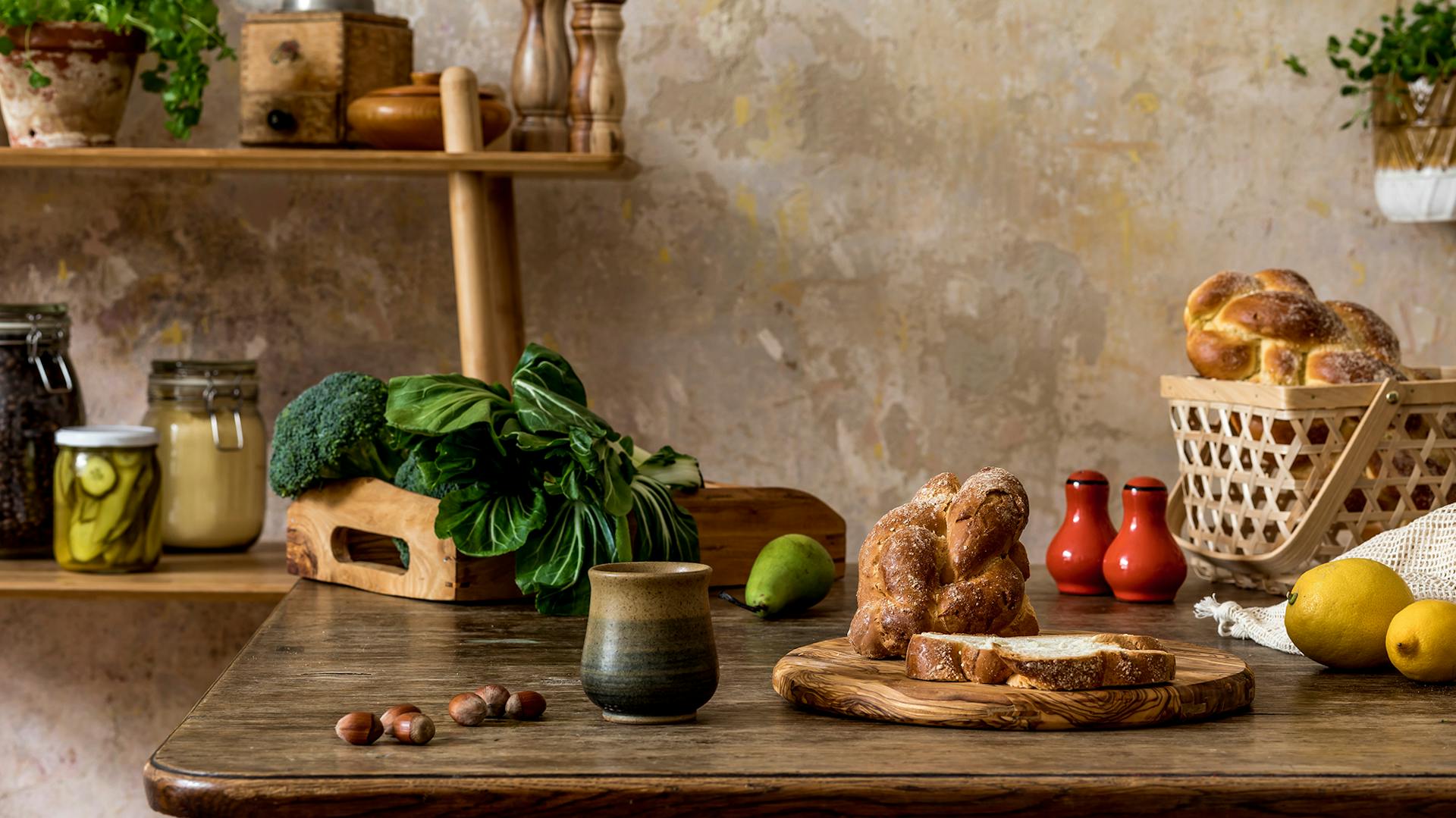 Shabby Chic Tapete in Küche an Wand hinter Tisch mit frischem Obst und Gemüse