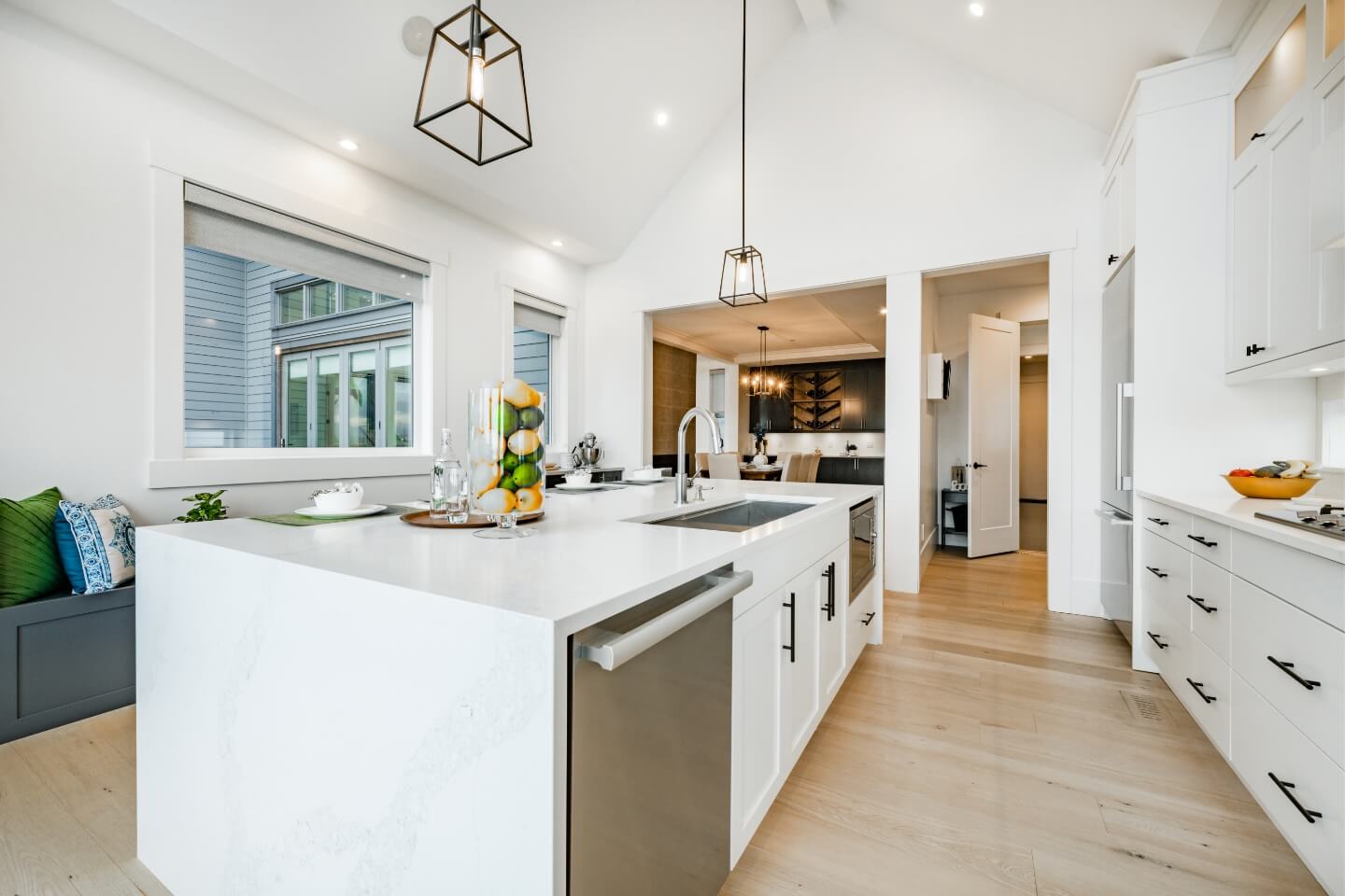 Großräumige zweizeilige Küche in weiß