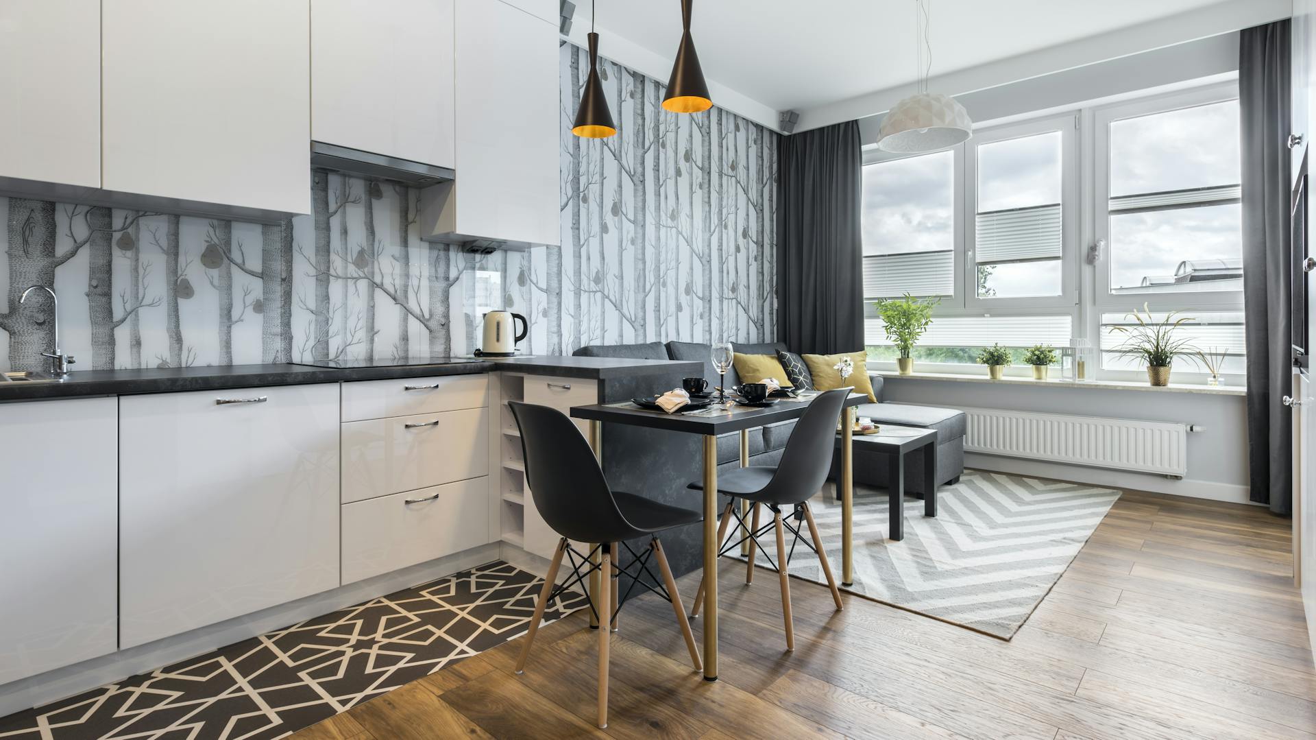 Kleiner Essplatz mit zwei Stühlen am Ende einer Küchenzeile.