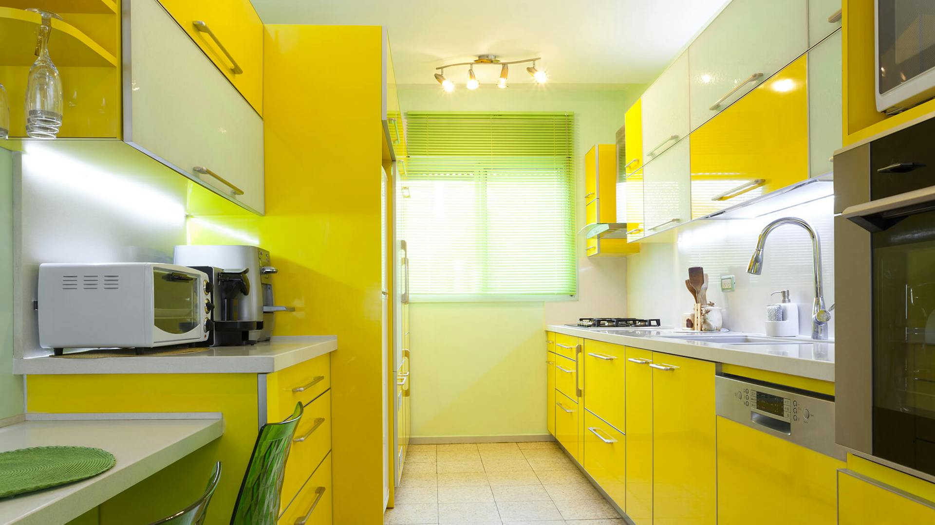 Zweizeilige Küche mit gelben Küchenfronten