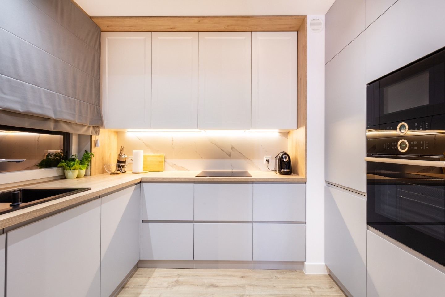 Backofen in Greifhöhe in moderner Küche