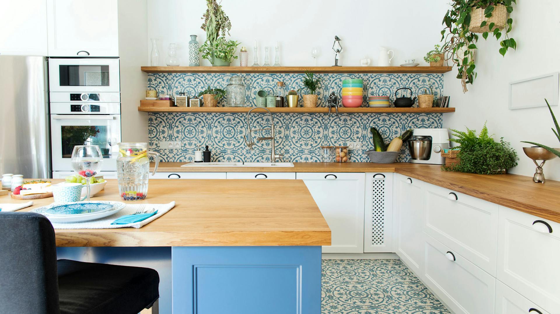 Helle U-Küche mit Sitzmöglichkeit