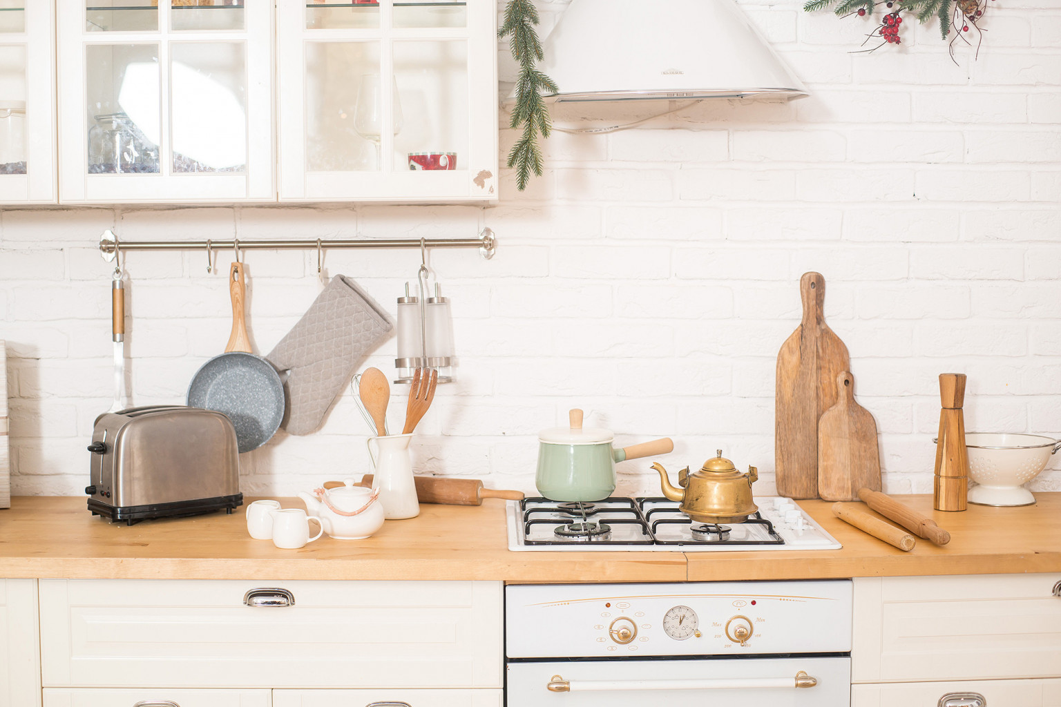 Helle Küchenzeile im Landhausstil