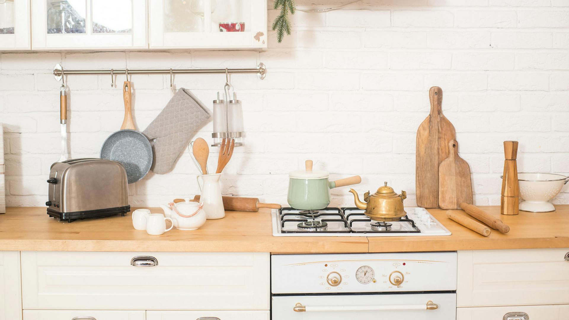 Helle Küchenzeile im Landhausstil