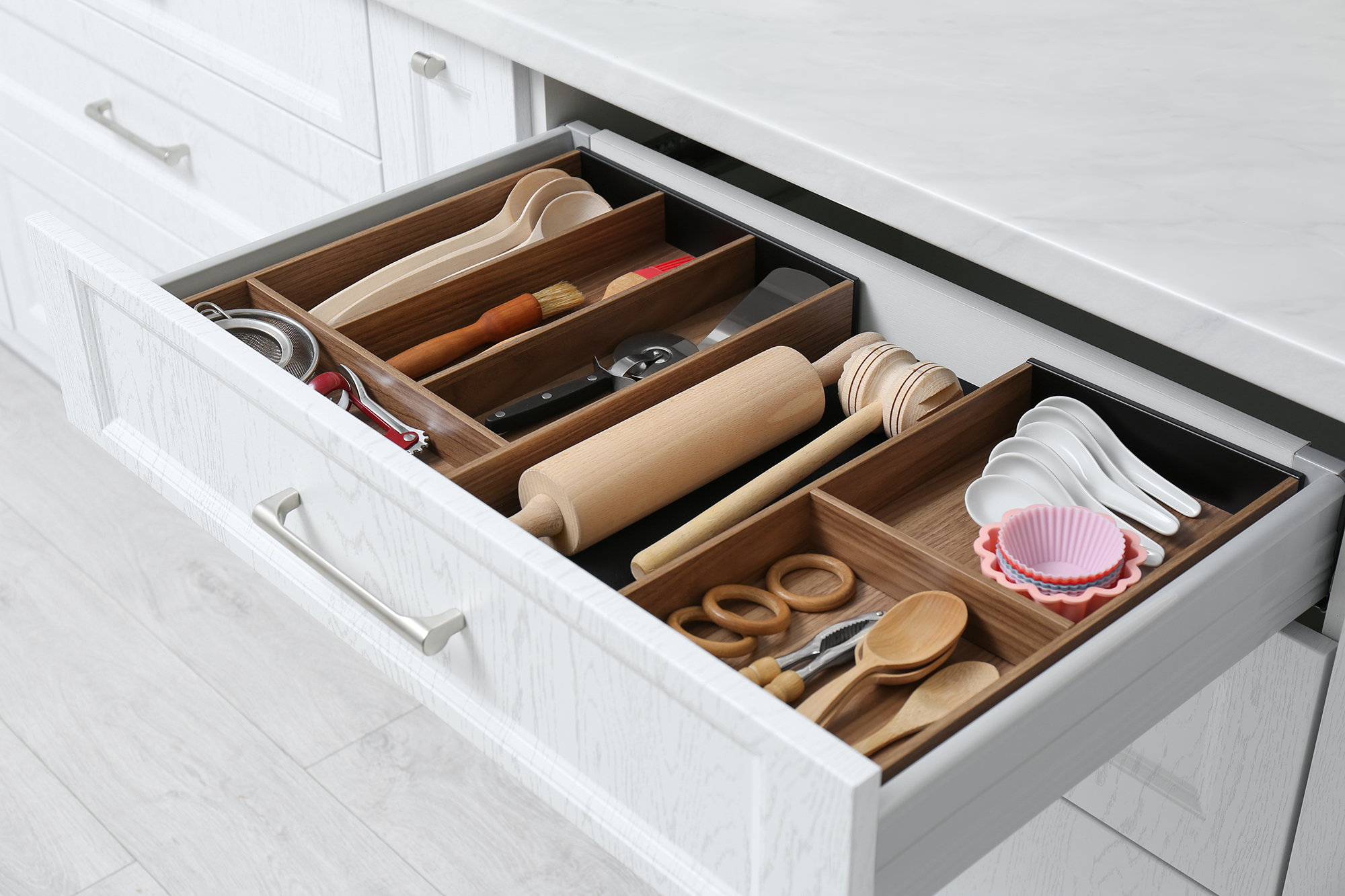 Helle Küchenzeile im Landhausstil mit Gasherd, Oberschrank und Küchenutensilien