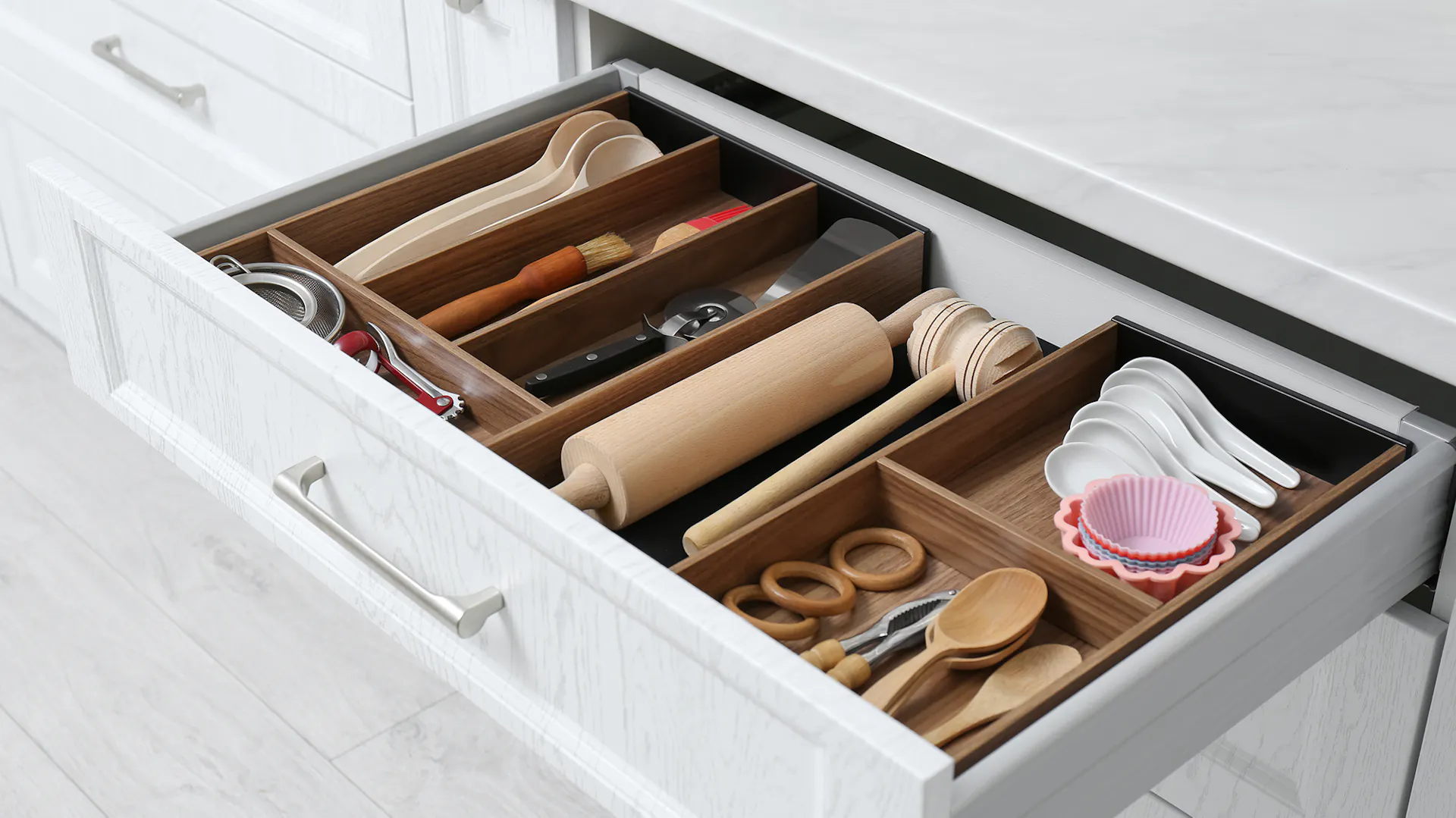 Helle Küchenzeile im Landhausstil mit Gasherd, Oberschrank und Küchenutensilien
