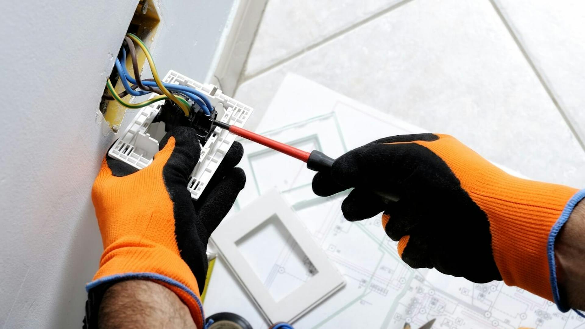 Person installiert Steckdose in Küche.