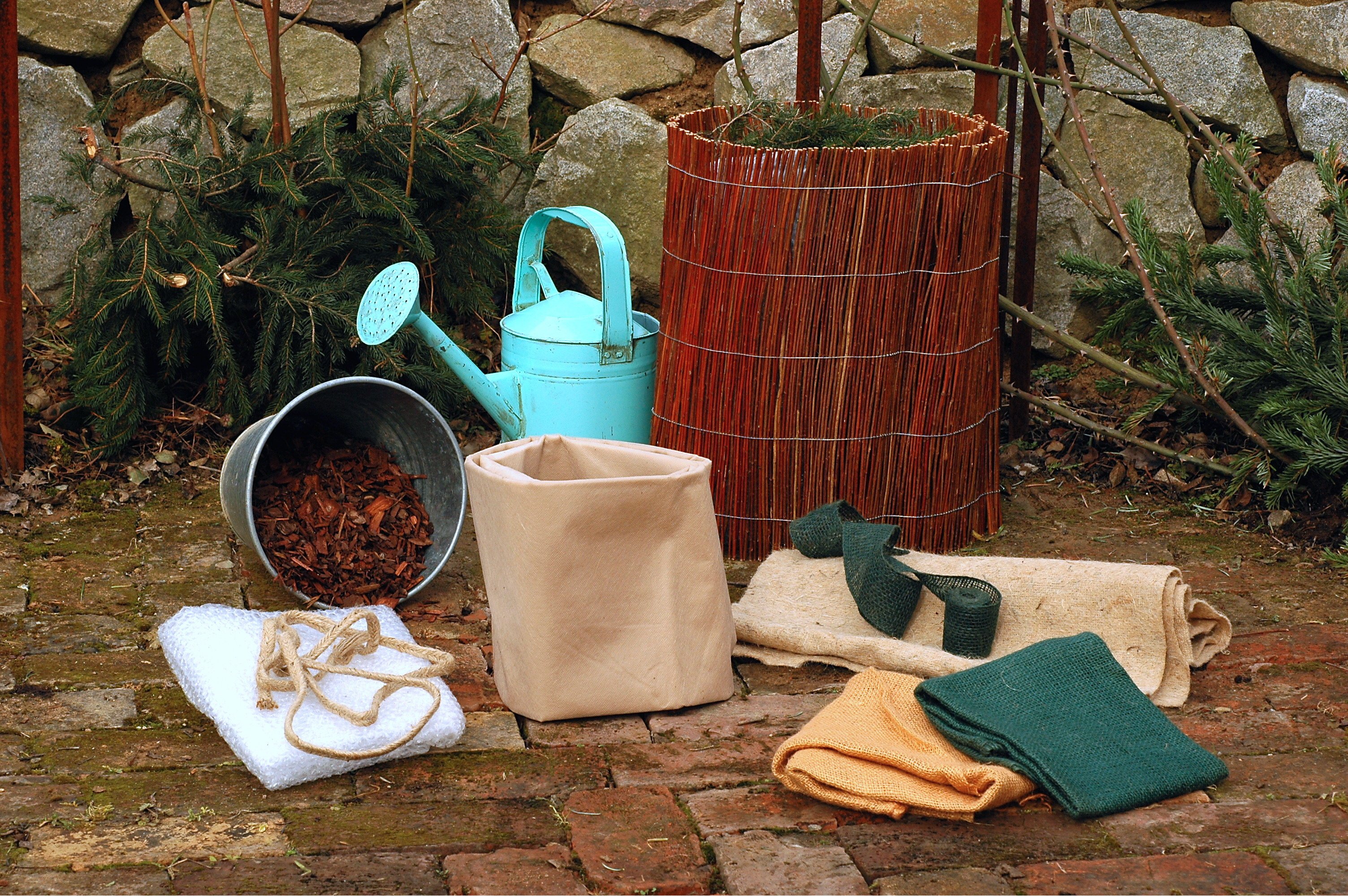 Utensilien zur Pflanzen-Überwinterung, wie Vlies und Luftpolsterfolie, im Garten,