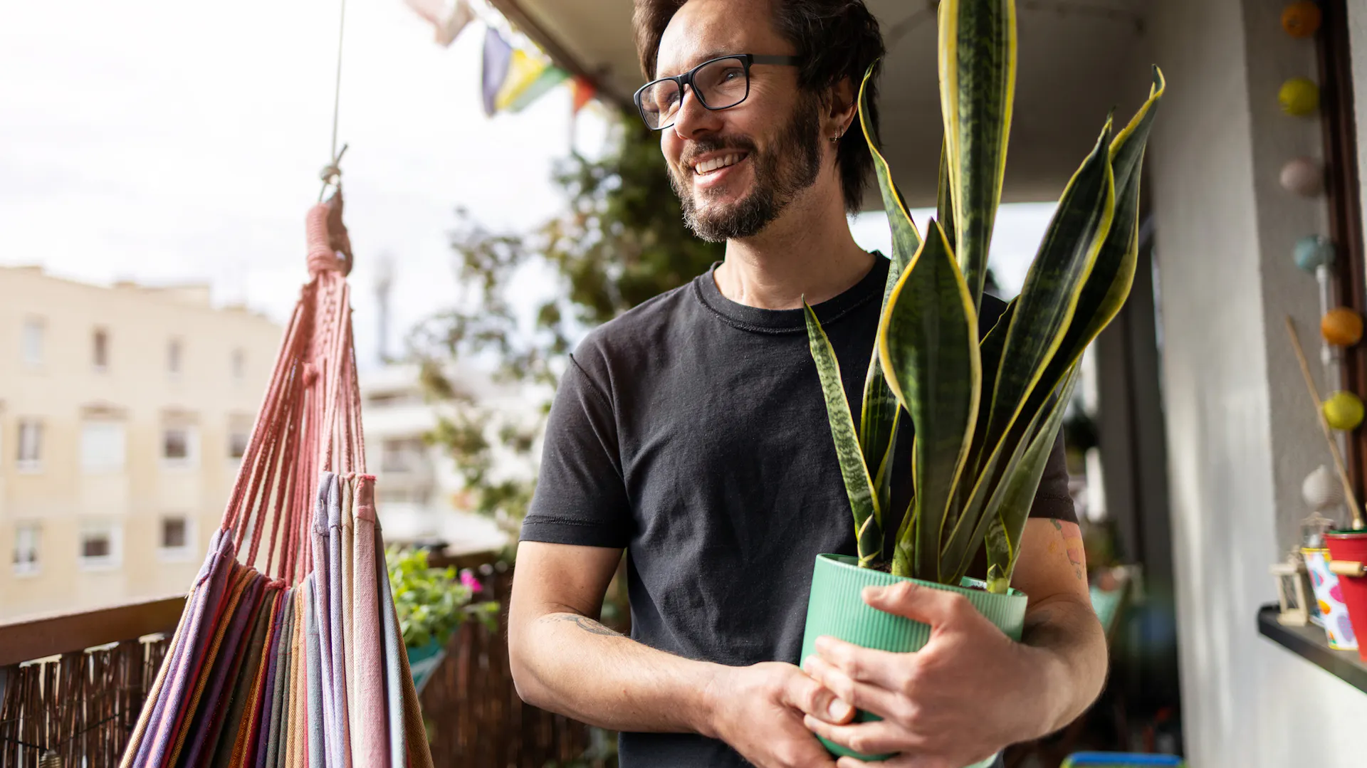 Mann trägt einen Topf mit Bogenhanf im Arm