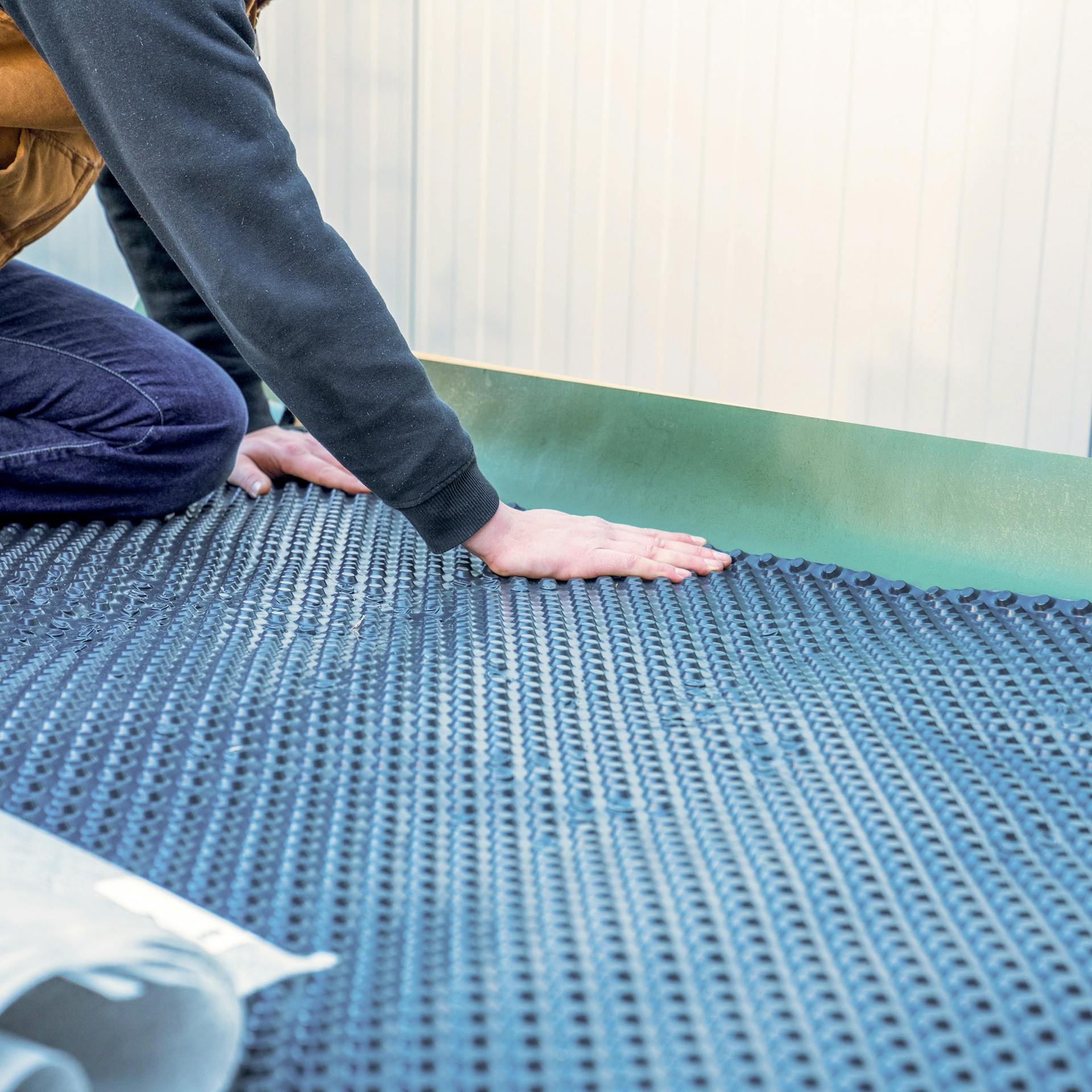 Drainageschicht wird auf dem Dach ausgelegt.