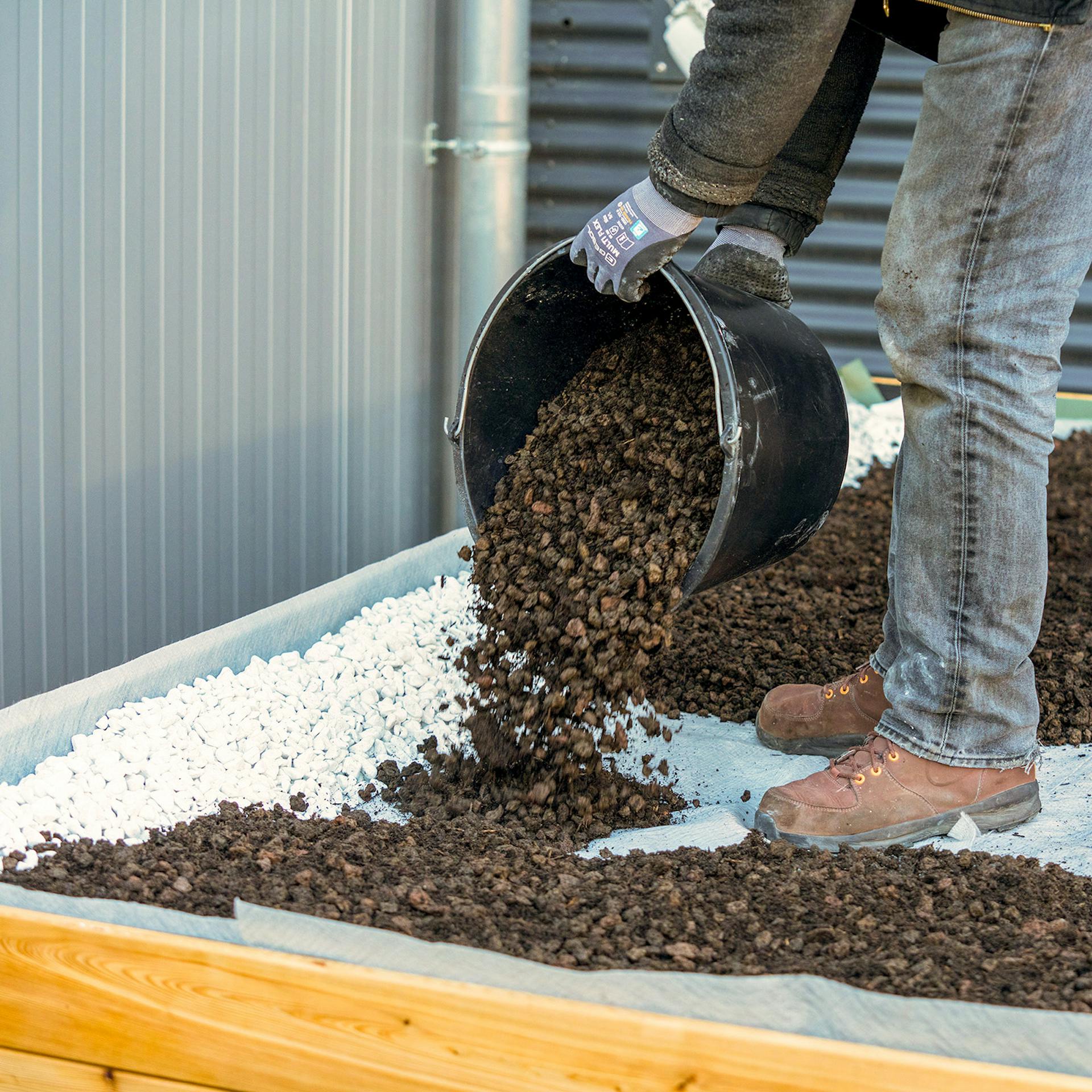 Substrat wird auf einem Dach verteilt.