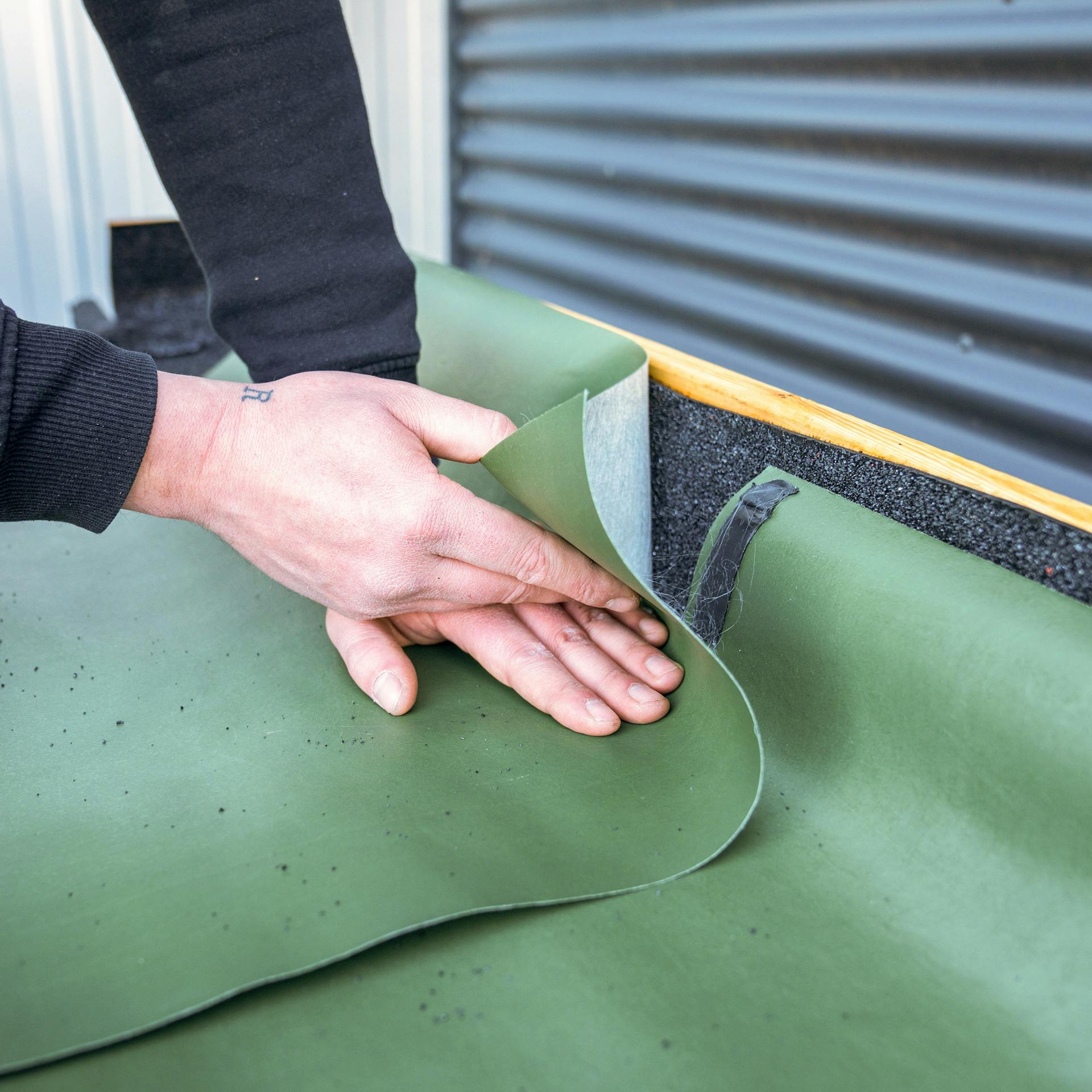 Wurzelfolien werden mit doppelseitigem Klebeband verbunden.