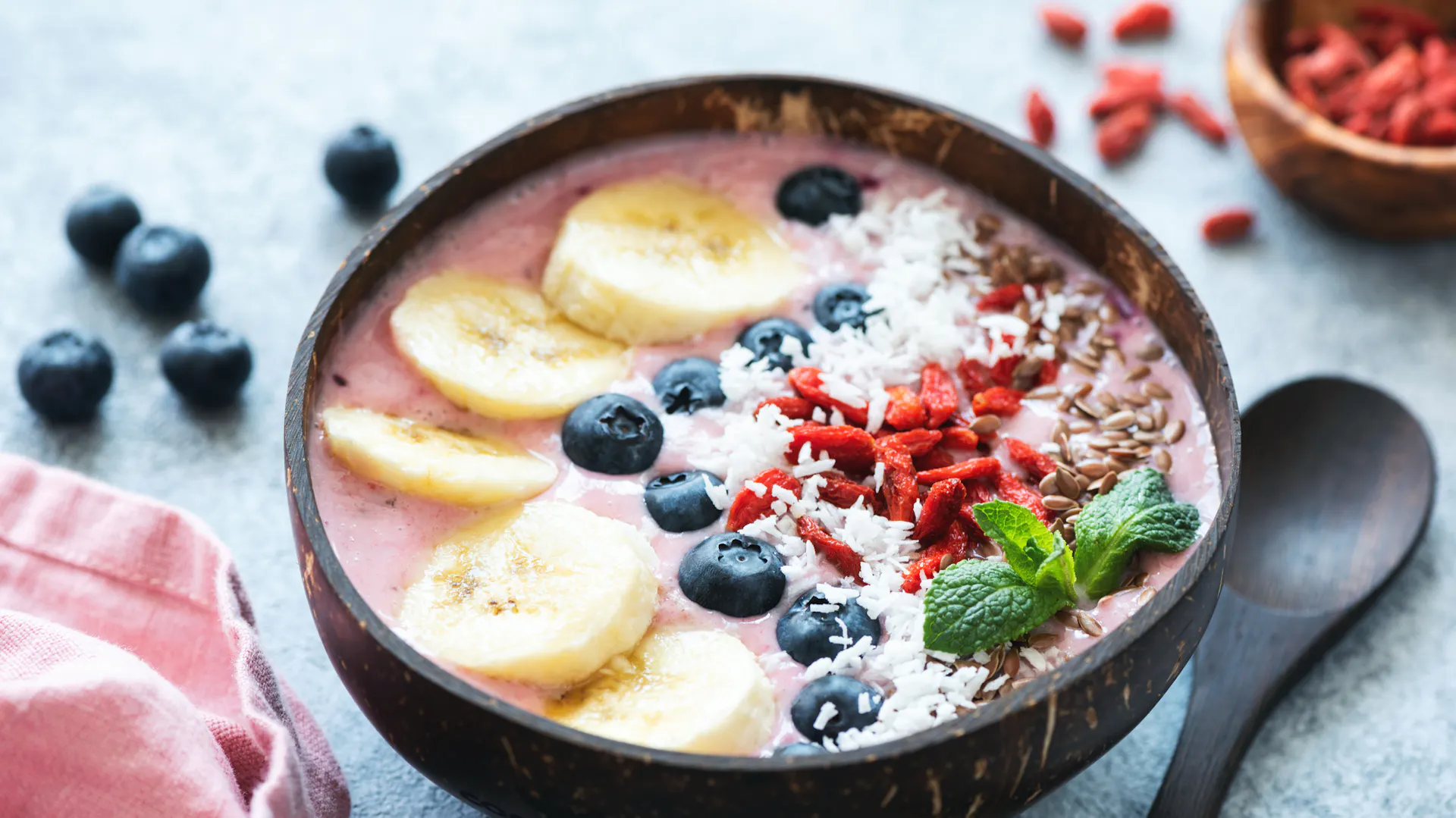 Goji-Beeren verfeinern das Müsli mit Joghurt, Bananen und Blaubeeren.