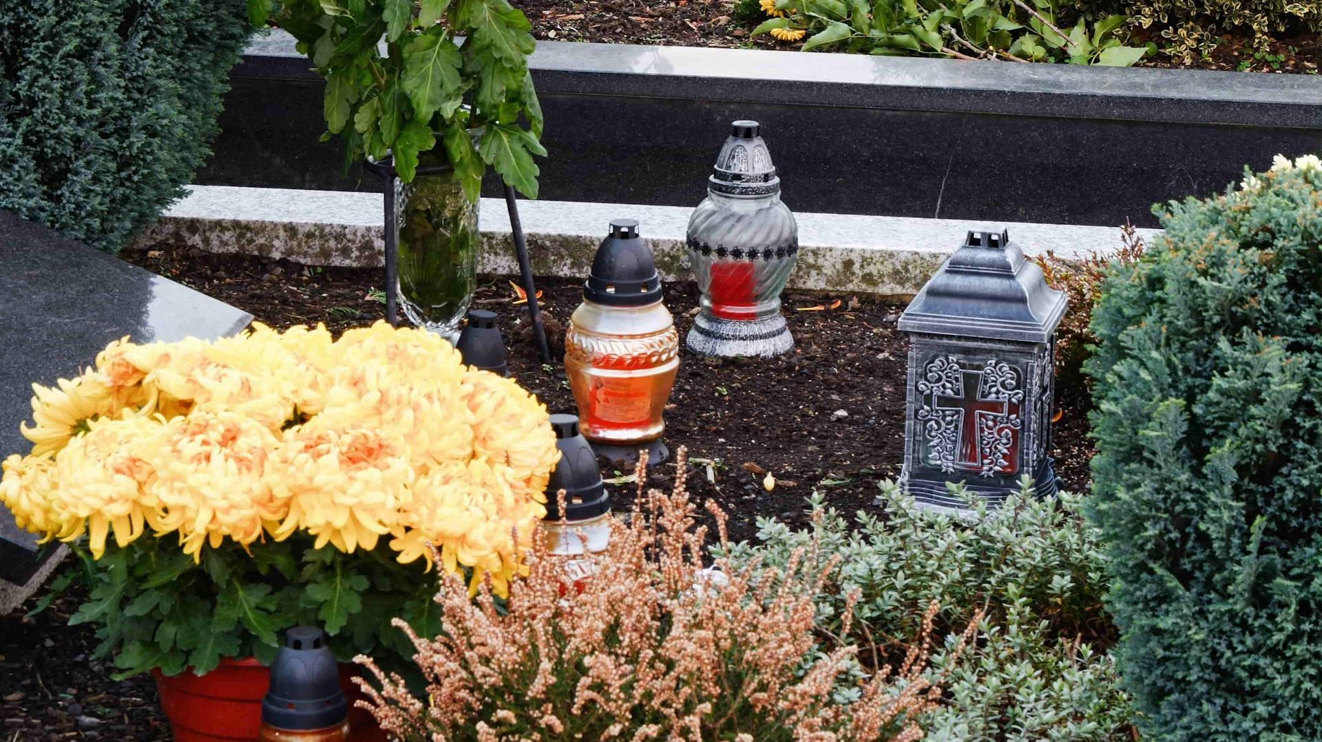 Bepflanzte Gräber mit Herbstpflanzen