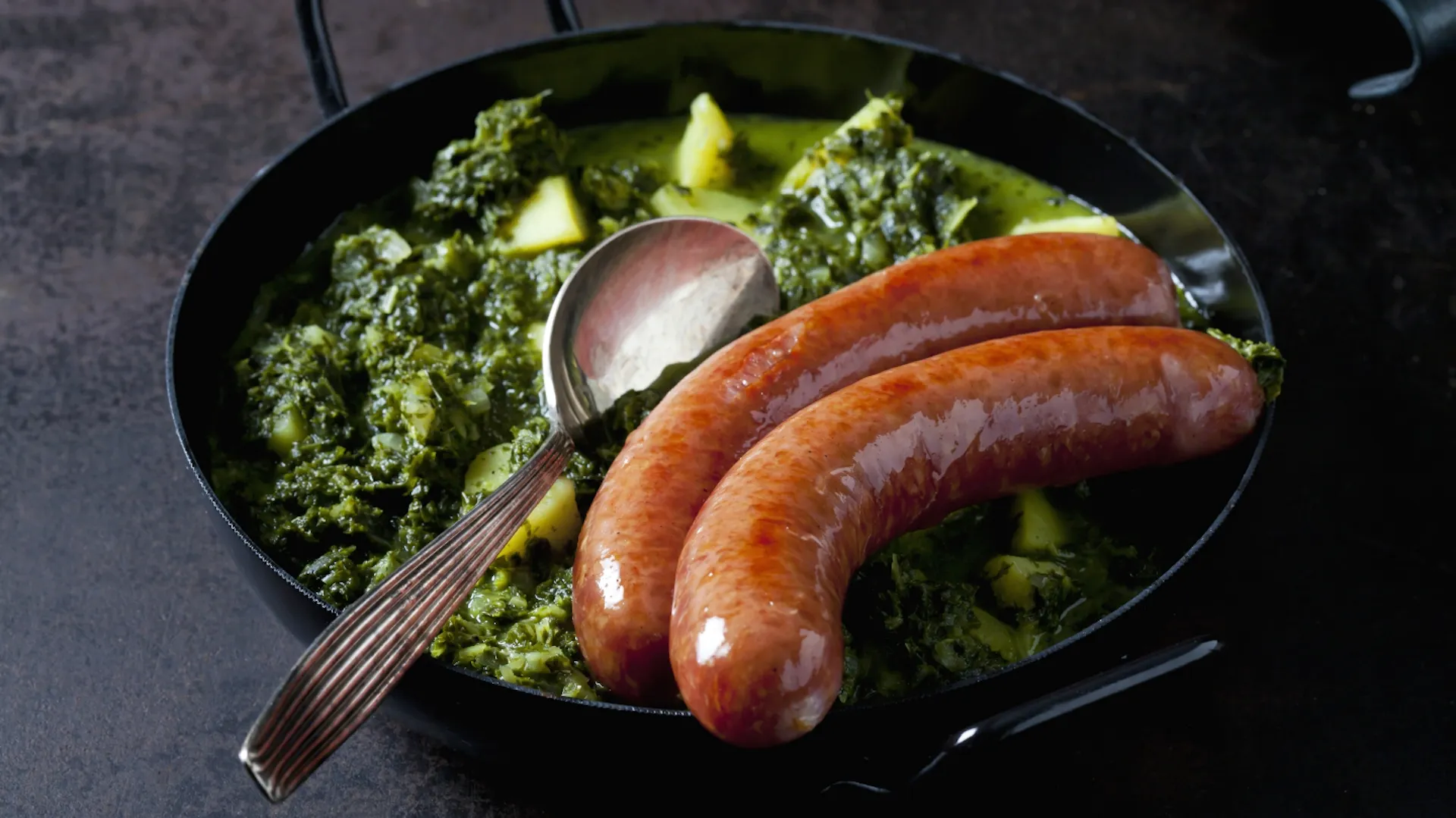 Pfanne mit Grünkohl mit Pinkel.