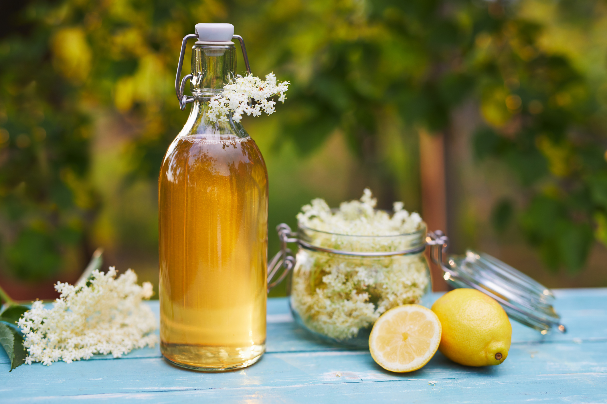 Holunderblütensirup in der Flasche auf einem Tisch.