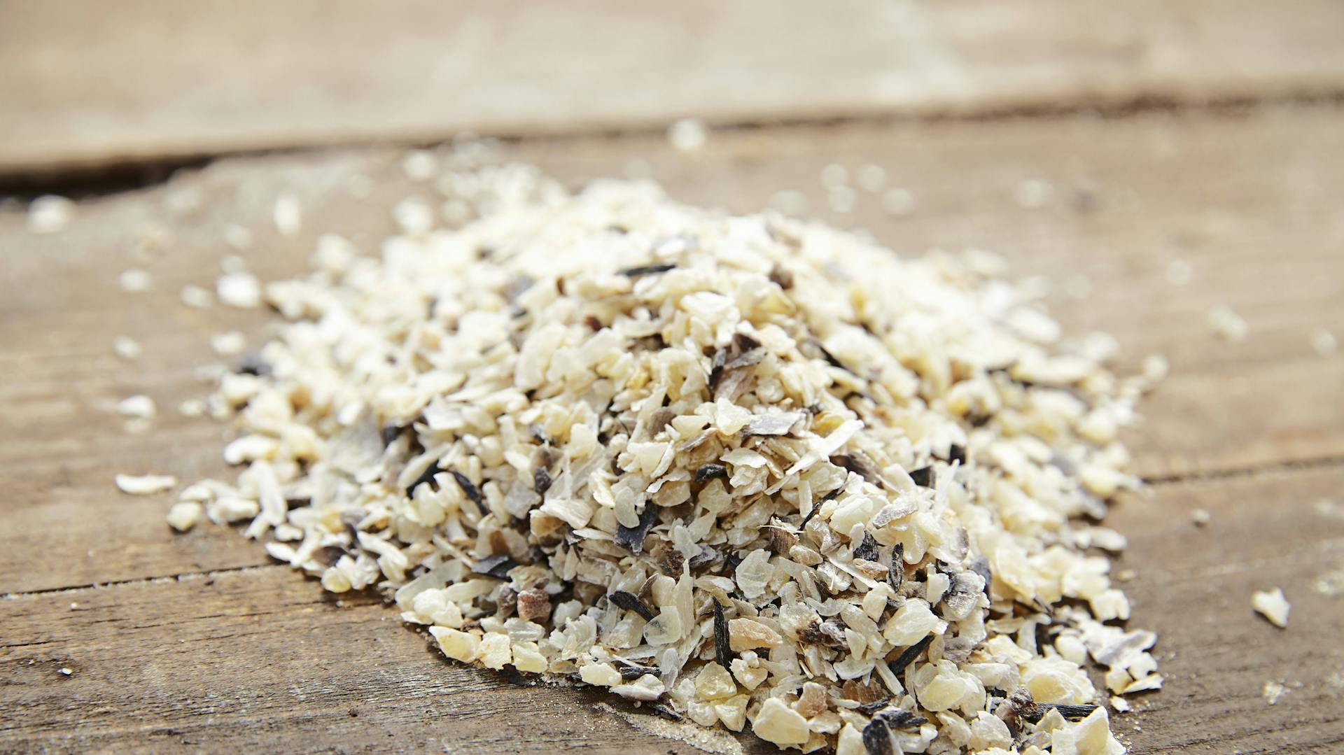 Ein Häufchen Hornspäne auf Holz.
