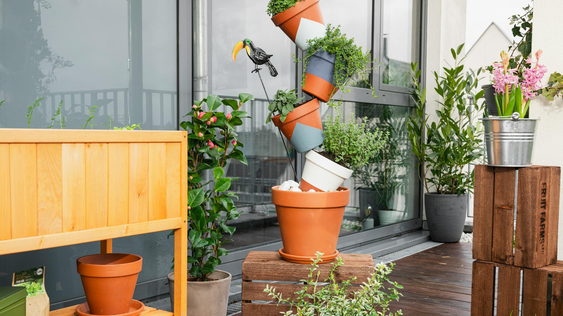 Piramide di erbe aromatiche su un balcone